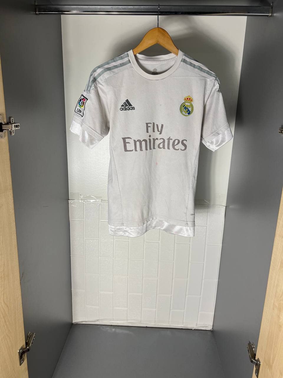 Adidas VINTAGE ADIDAS FC REAL MADRID SPAIN RETRO SOCCER JERSEY Y2K Size US S / EU 44-46 / 1 - 2 Thumbnail