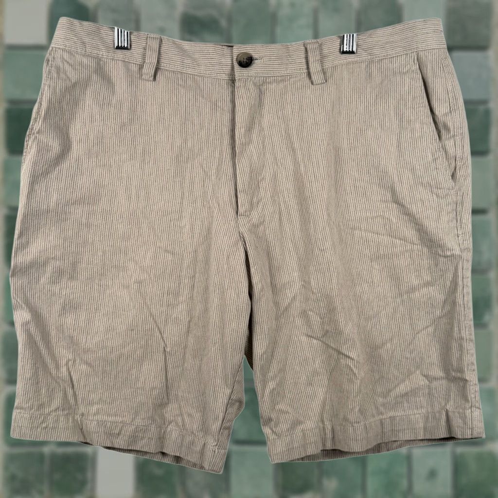 Banana Republic Banana Republic Aiden Short Mens 36 Chino Flat Front Beige Seersucker Stripe 9in Inseam Lightweight Breathable Casual Summer 90s Size US 36 / EU 52 - 1 Thumbnail