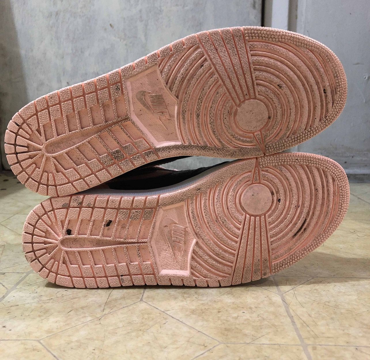 Nike Air Jordan 1 Retro High OG ‘Crimson Tint’ Size US 9 / EU 42 - 5 Thumbnail