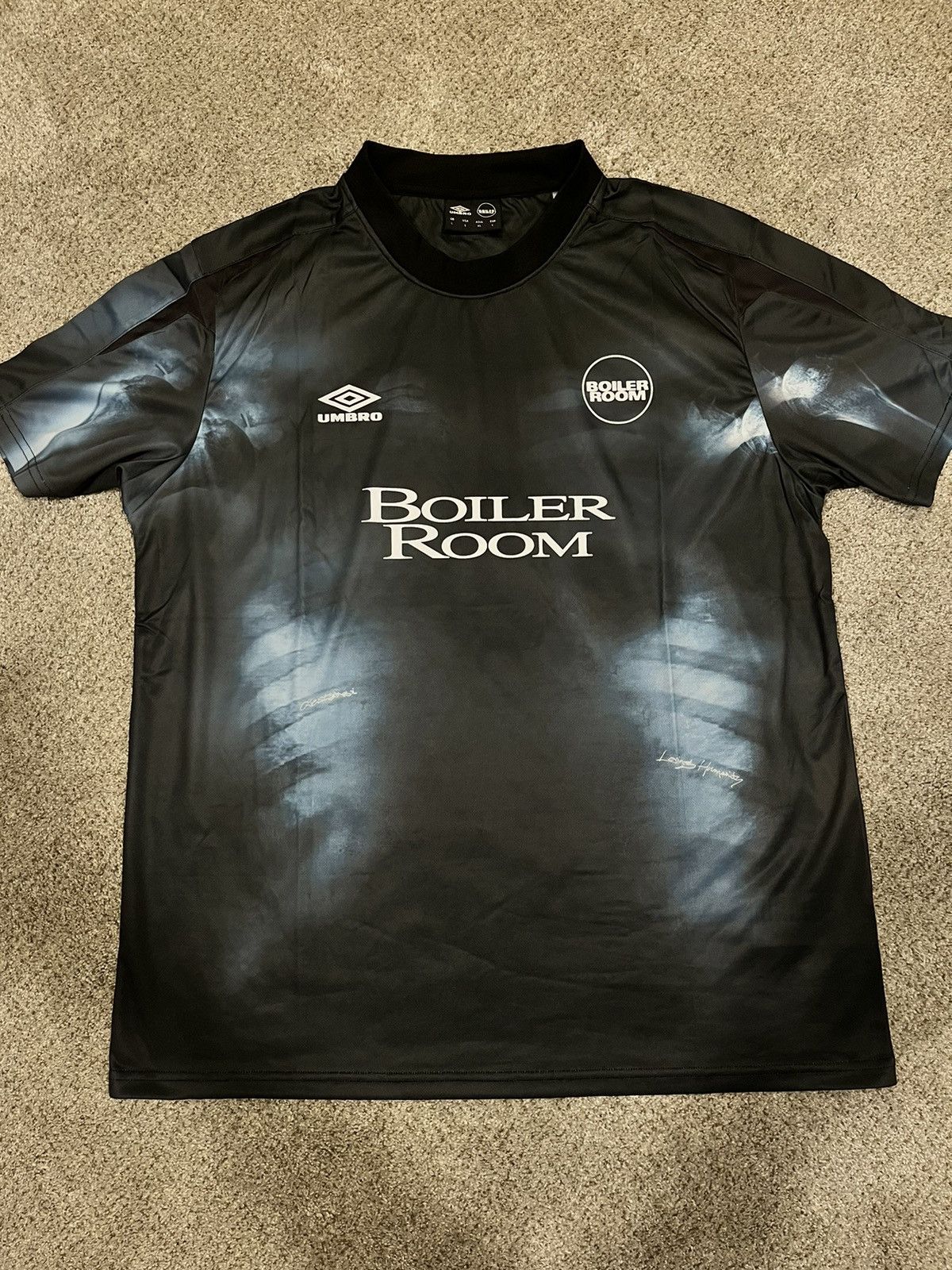 おトク情報がいっぱい！ 美品 Boiler Room x Umbro Football Jersey