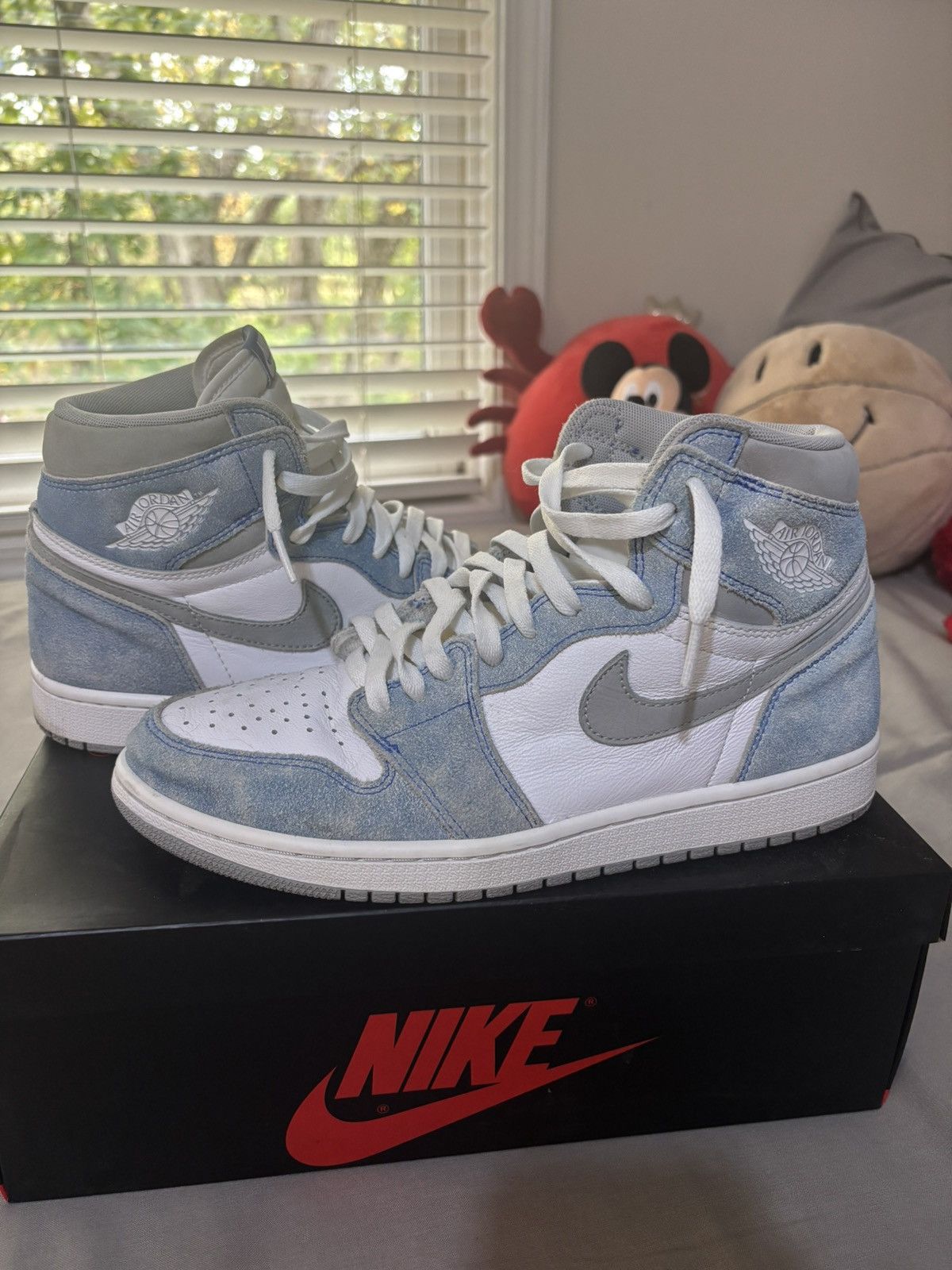 Jordan Brand Size 10.5 - Jordan 1 Retro OG High Hyper Royal Smoke Grey Size US 10.5 / EU 43-44 - 2 Thumbnail