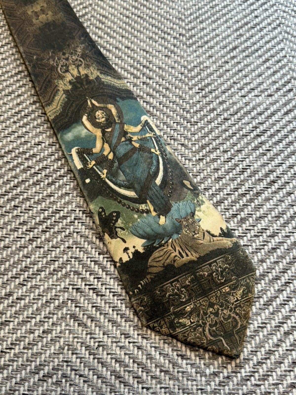 Jean Paul Gaultier Jean Paul Gaultier Vintage Tie goddess and tiger motif Size ONE SIZE - 2 Thumbnail