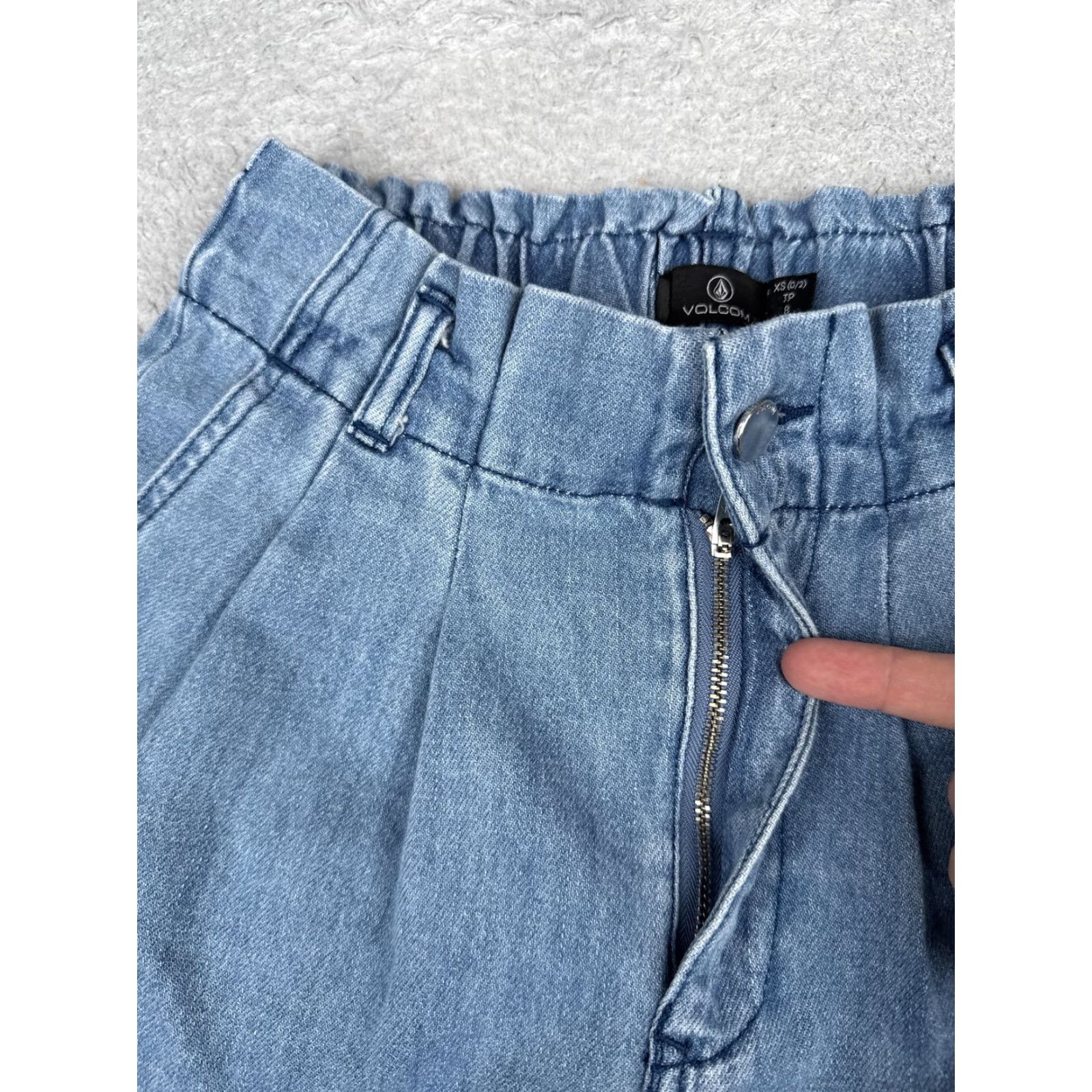 Volcom Volcom Denim Shorts Womens XS Blue High Rise Paperbag Pleated Elastic Waist 3" Summer Beach Casual Womens XS Blue Denim Paperbag Shorts Volcom Size 26" / US 2 / IT 38 - 6 Thumbnail