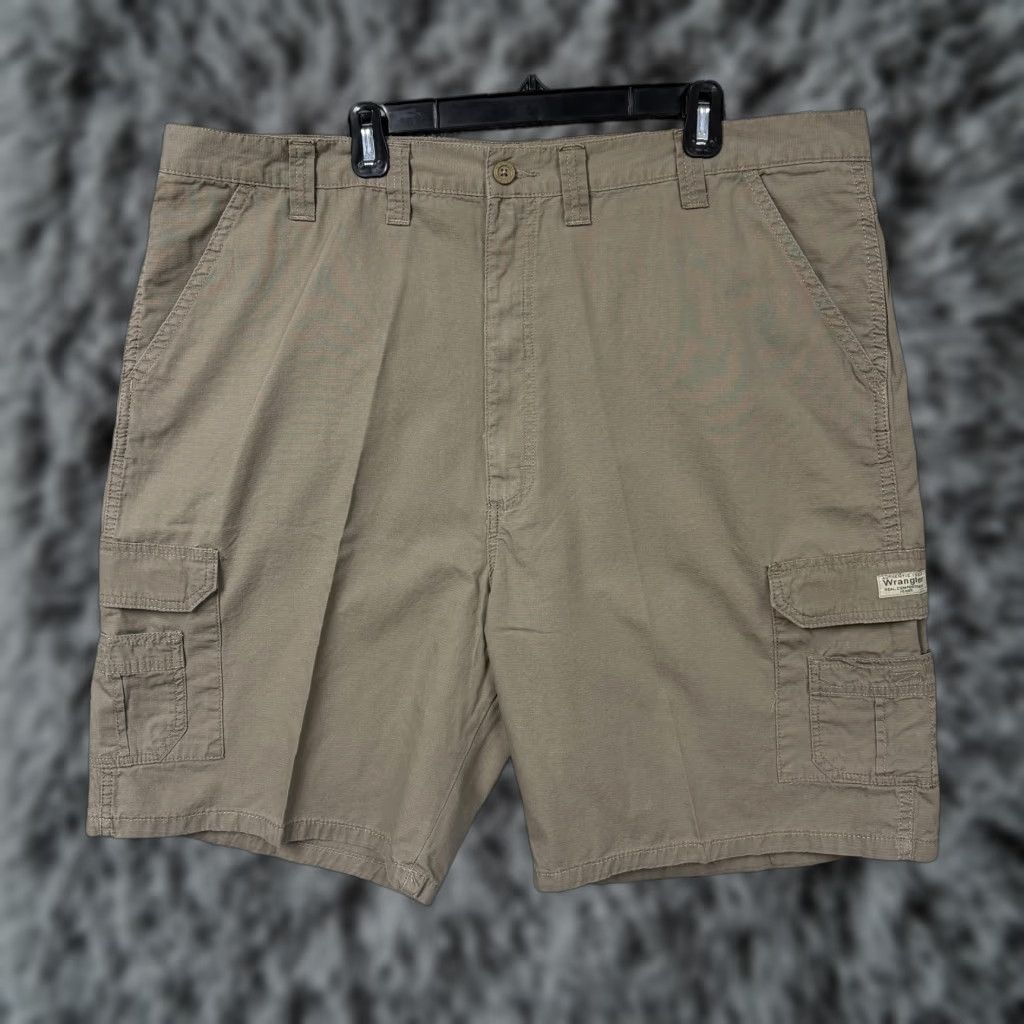 Wrangler Wrangler Cargo Shorts Mens 44 Khaki Canvas Earthy Utilitarian Workwear Gorpcore Size US 44 / EU 60 - 1 Thumbnail