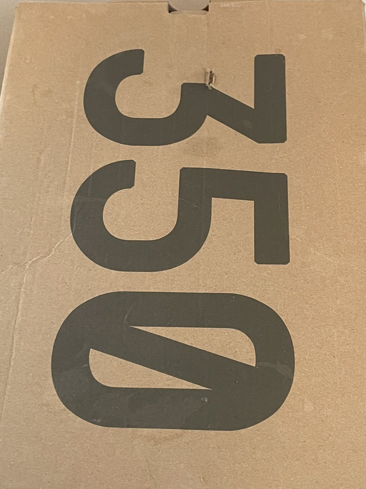 Adidas Yeezy 350 v2 non-reflective Size US 10 / EU 43 - 9 Thumbnail