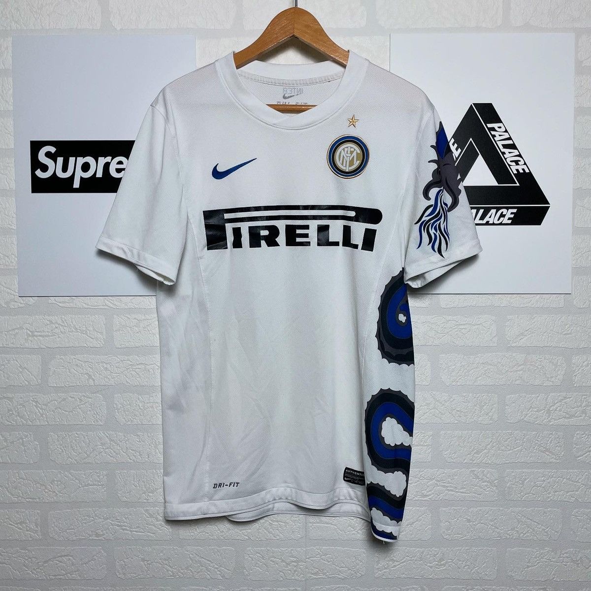 Nike Nike Inter Milan 2010-2011 Dragon Away Jersey Vintage Size US S / EU 44-46 / 1 - 1 Thumbnail