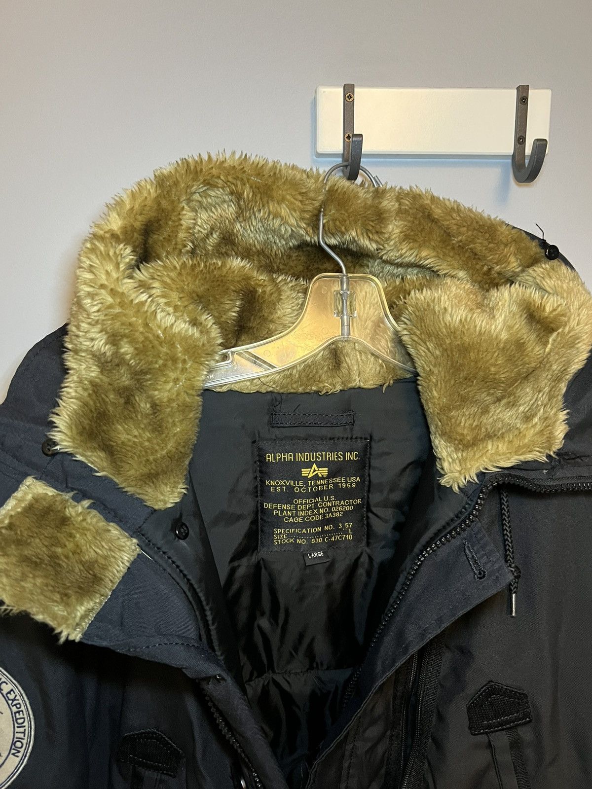 Alpha Industries Vintage Alpha Industries fur hood & patches bomber jacket Size US L / EU 52-54 / 3 - 6 Thumbnail