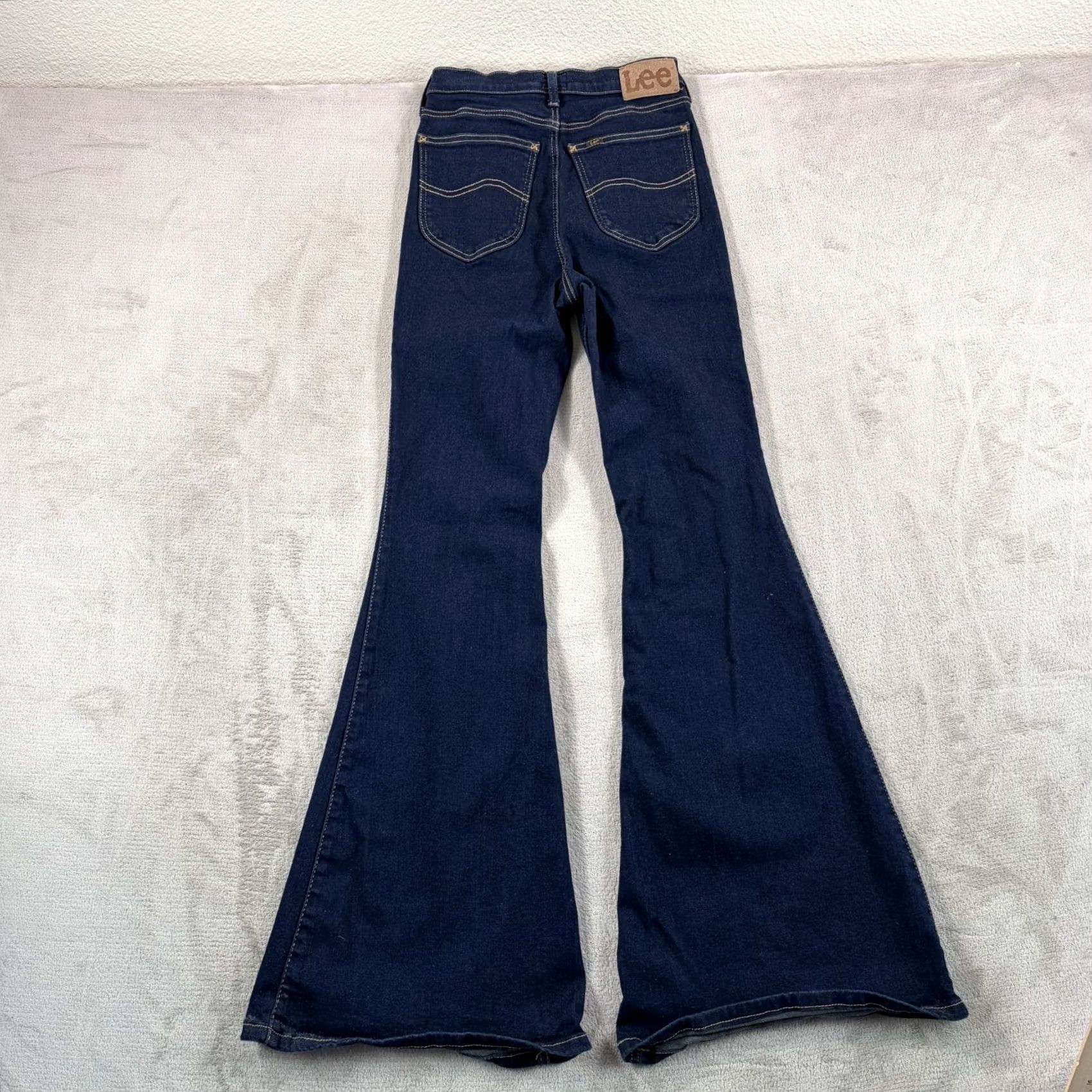 Wrangler VINTAGE? No — Wrangler ForeverFit Trumpet Flare Jeans Women Small 24x33 Medium Wash Size 28" / US 6 / IT 42 - 2 Thumbnail