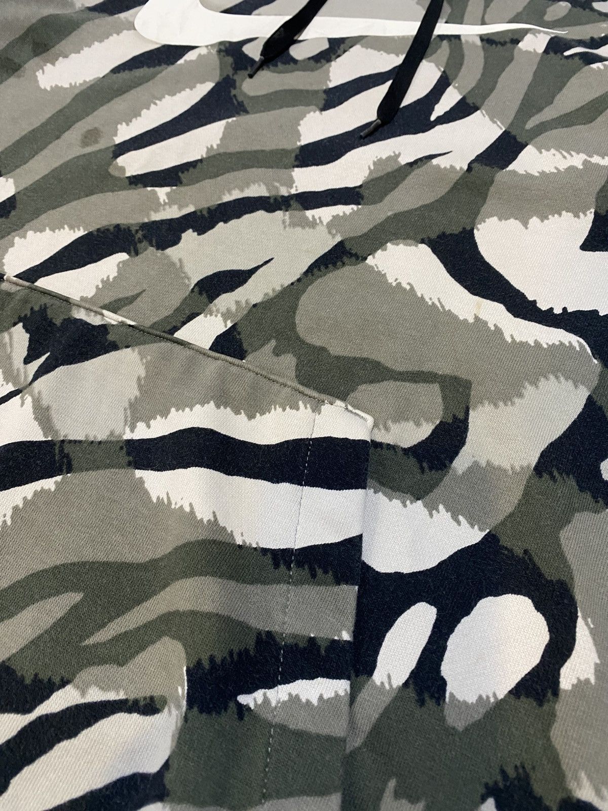 Nike Nike Dri-FIT All Over Print Camo Zebra Swoosh Hoodie Size M Size US M / EU 48-50 / 2 - 5 Thumbnail