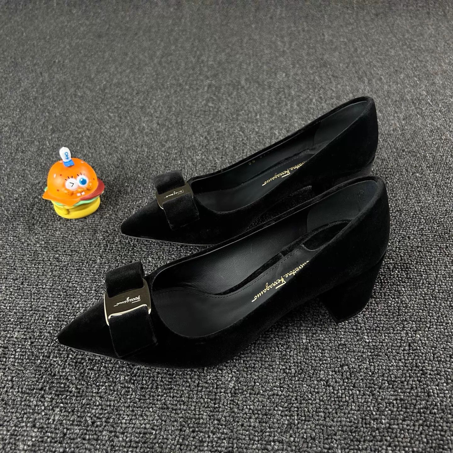 Salvatore Ferragamo Ferragamo Women's Black Bow Block Heel Pump 35 Size US 4.5 / IT 34.5 - 1 Thumbnail