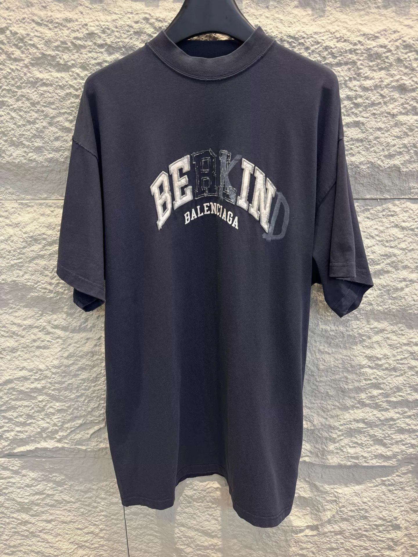 Balenciaga Balenciaga bekind distressed oversized black tee Size US S / EU 44-46 / 1 - 1 Thumbnail