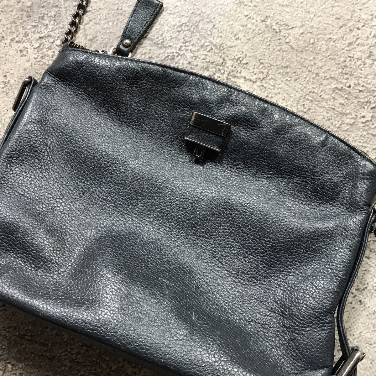 Vintage Vintage Y2K Black Leather Crossbody Bag Japanese Minimalist Size ONE SIZE - 2 Thumbnail