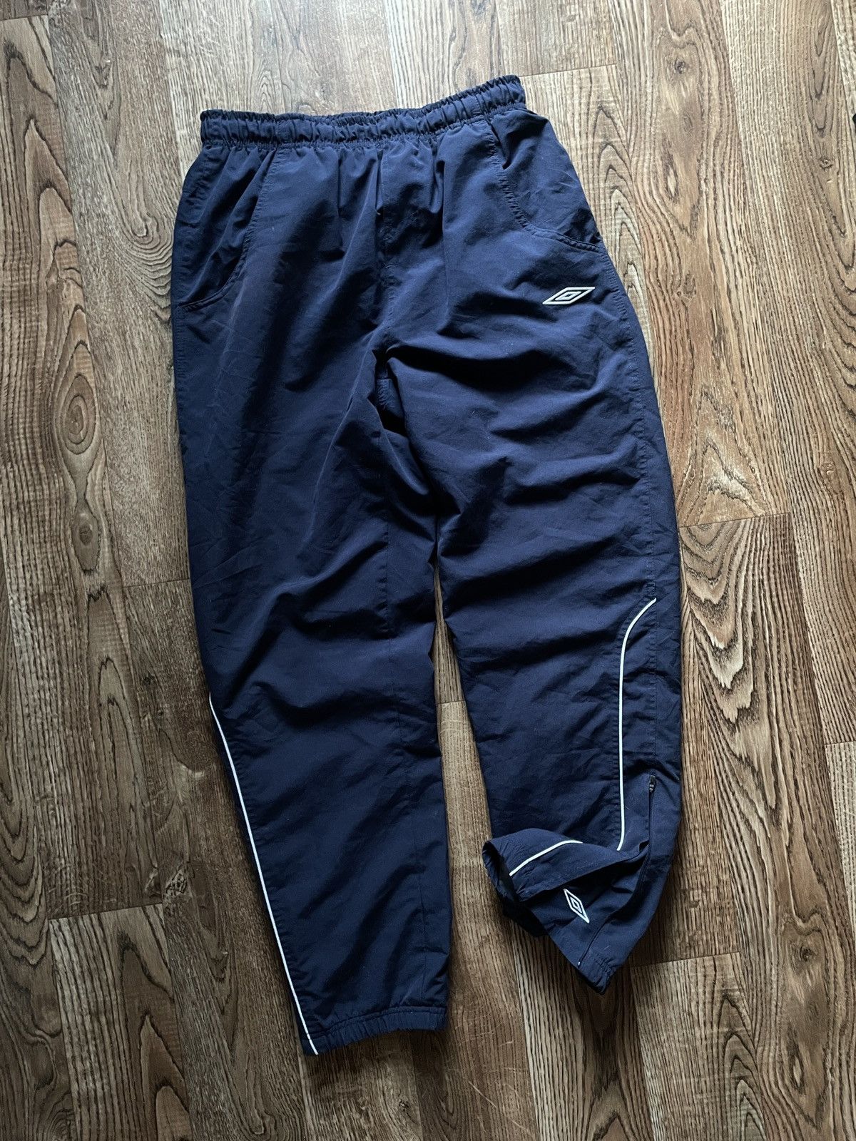 Umbro Mens Vintage Umbro track pants y2k sweatpants rare 90s baggy Size US 32 / EU 48 - 2 Thumbnail