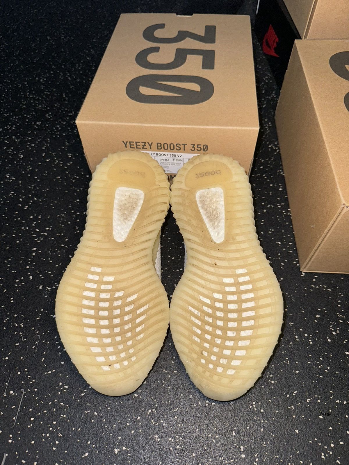 Adidas × Yeezy adidas Yeezy Boost 350 V2 in cream sz 6 Y Size US 6 / EU 39 - 4 Thumbnail