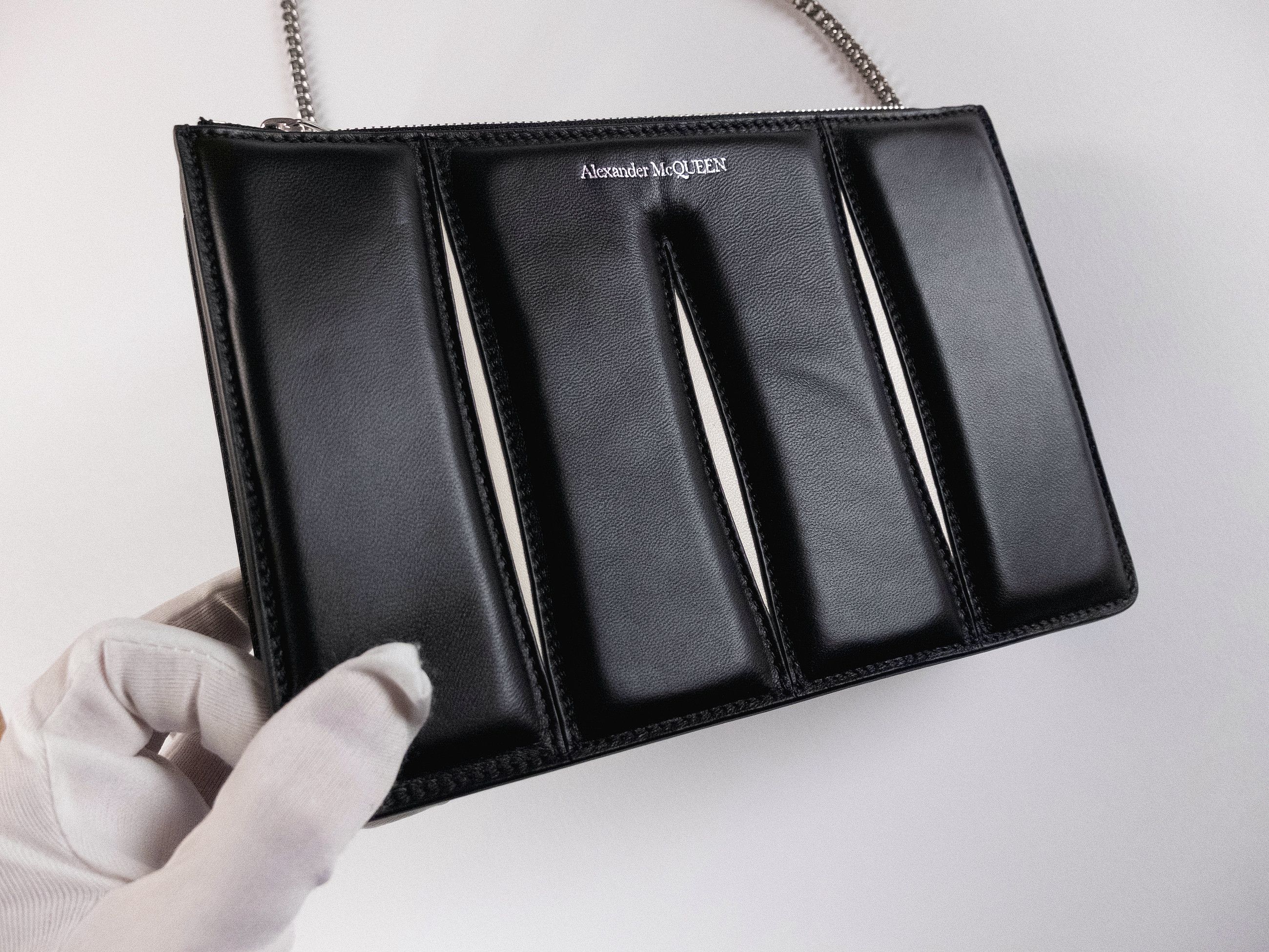 Alexander McQueen ALEXANDER MCQUEEN Slash black zip coin bag with chain strap Size ONE SIZE - 4 Thumbnail