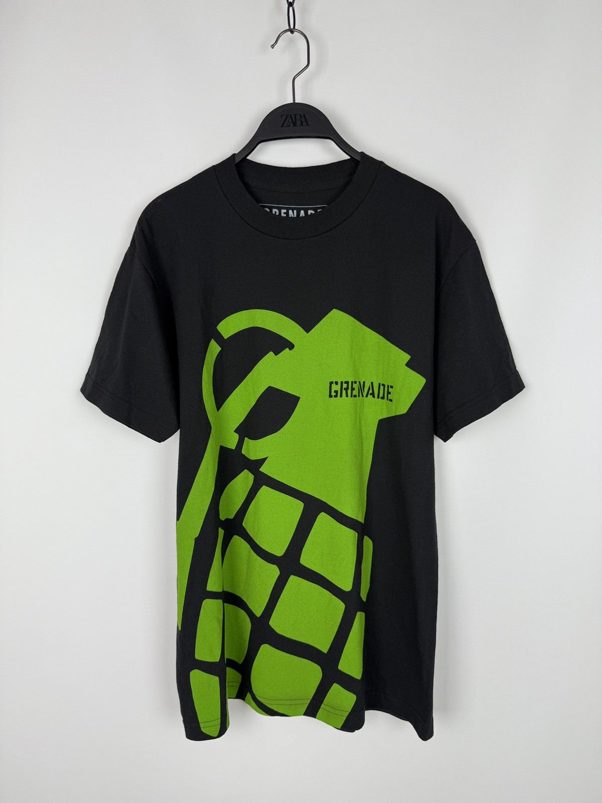Grenade Y2K Vintage Grenade Gloves Over Printed Graphic T-Shirt Size US M / EU 48-50 / 2 - 1 Thumbnail