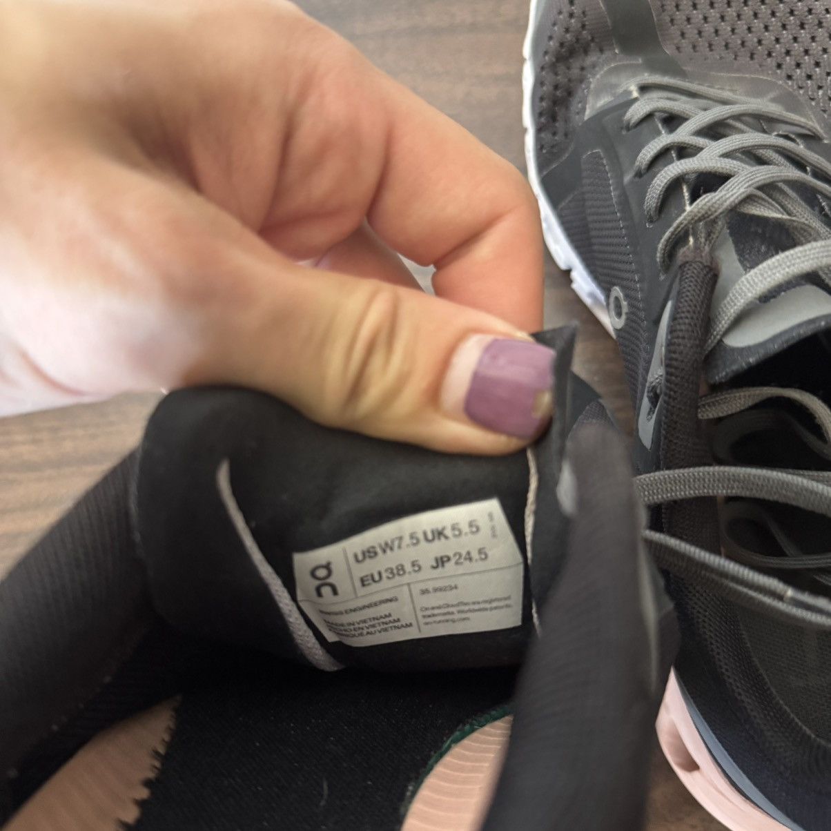 On ON Cloud Running Cloudflow black/pink/white running shoes Size US 7.5 / IT 37.5 - 7 Thumbnail