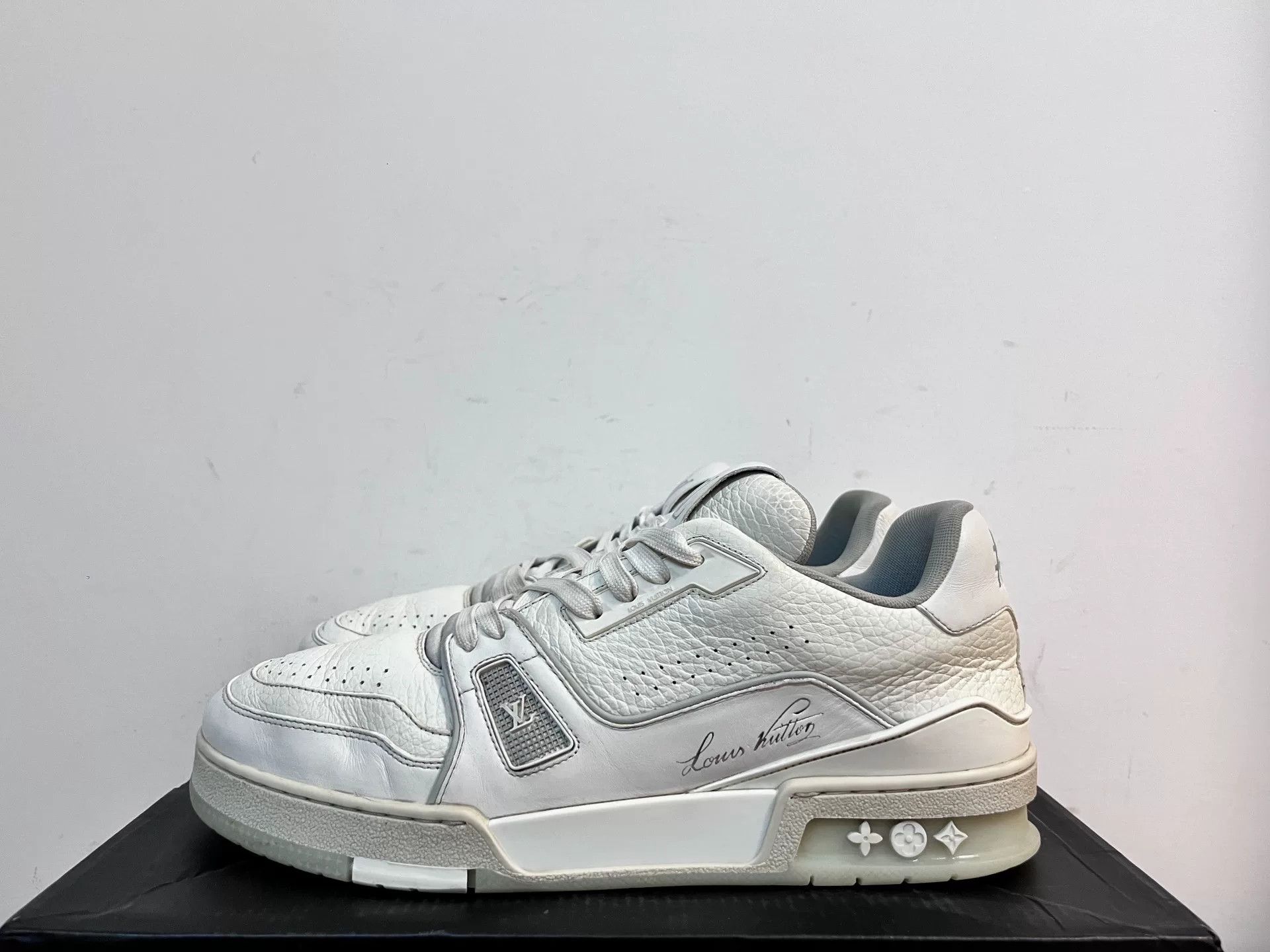 Louis Vuitton Louis Vuitton Training White Lowtop Sneakers 8 Men Size US 8 / EU 41 - 1 Thumbnail