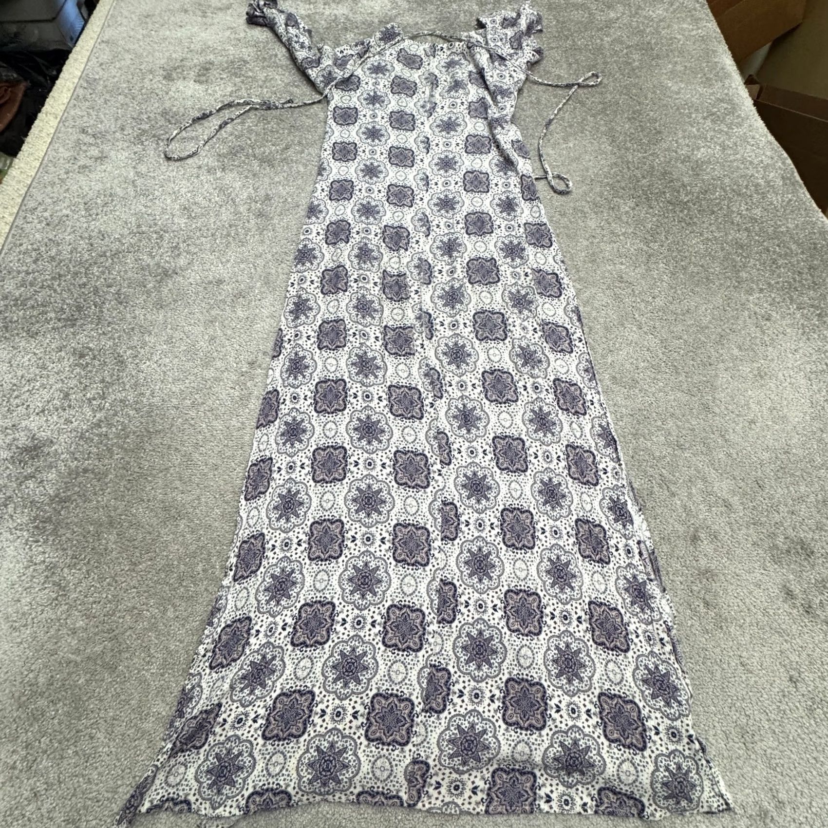 Lulus Lulus Medallion Boho Bell Long Sleeve Maxi Dress Womens XS Blue White High Slit Size XS / US 0-2 / IT 36-38 - 3 Thumbnail