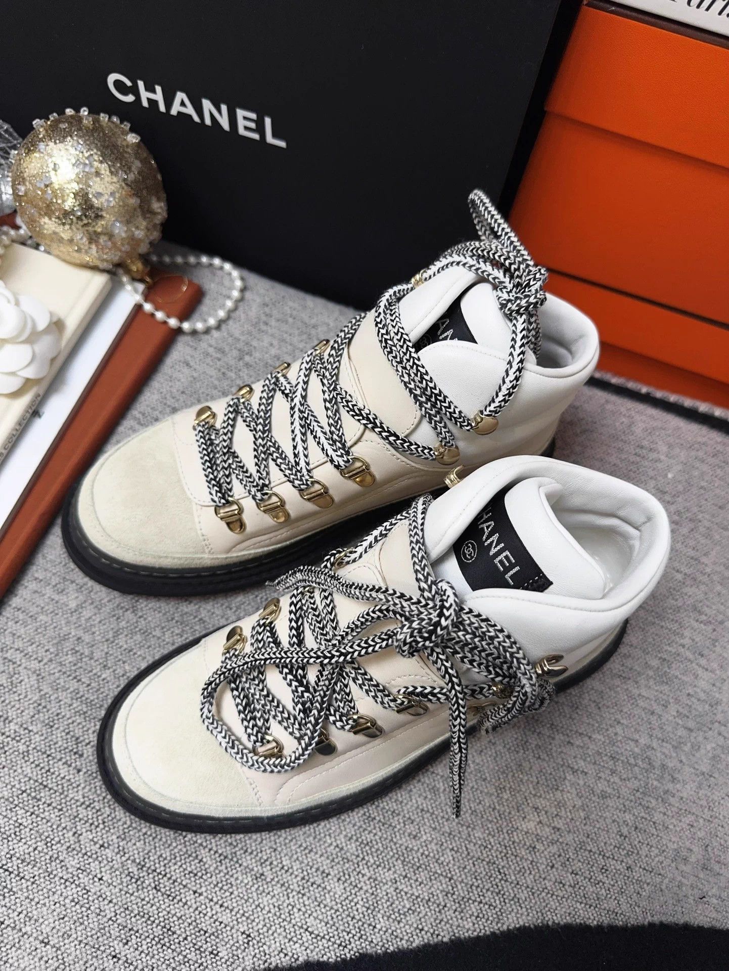 Chanel Chanel Coco neige cream suede lace-up snow boots 36 new Size US 5 / IT 35 - 2 Thumbnail