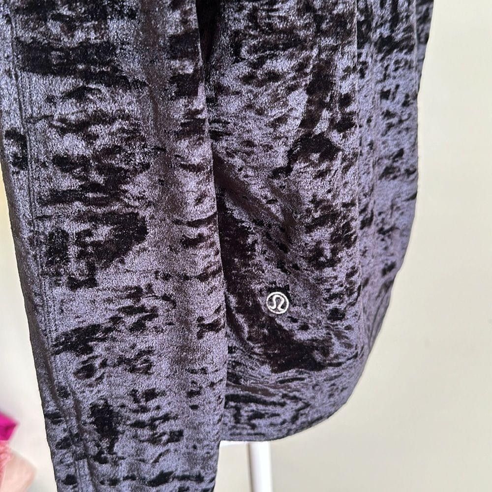 Lululemon Lululemon Black Warm Down Crushed Velvet Top Size 8 Size M / US 6-8 / IT 42-44 - 8 Thumbnail