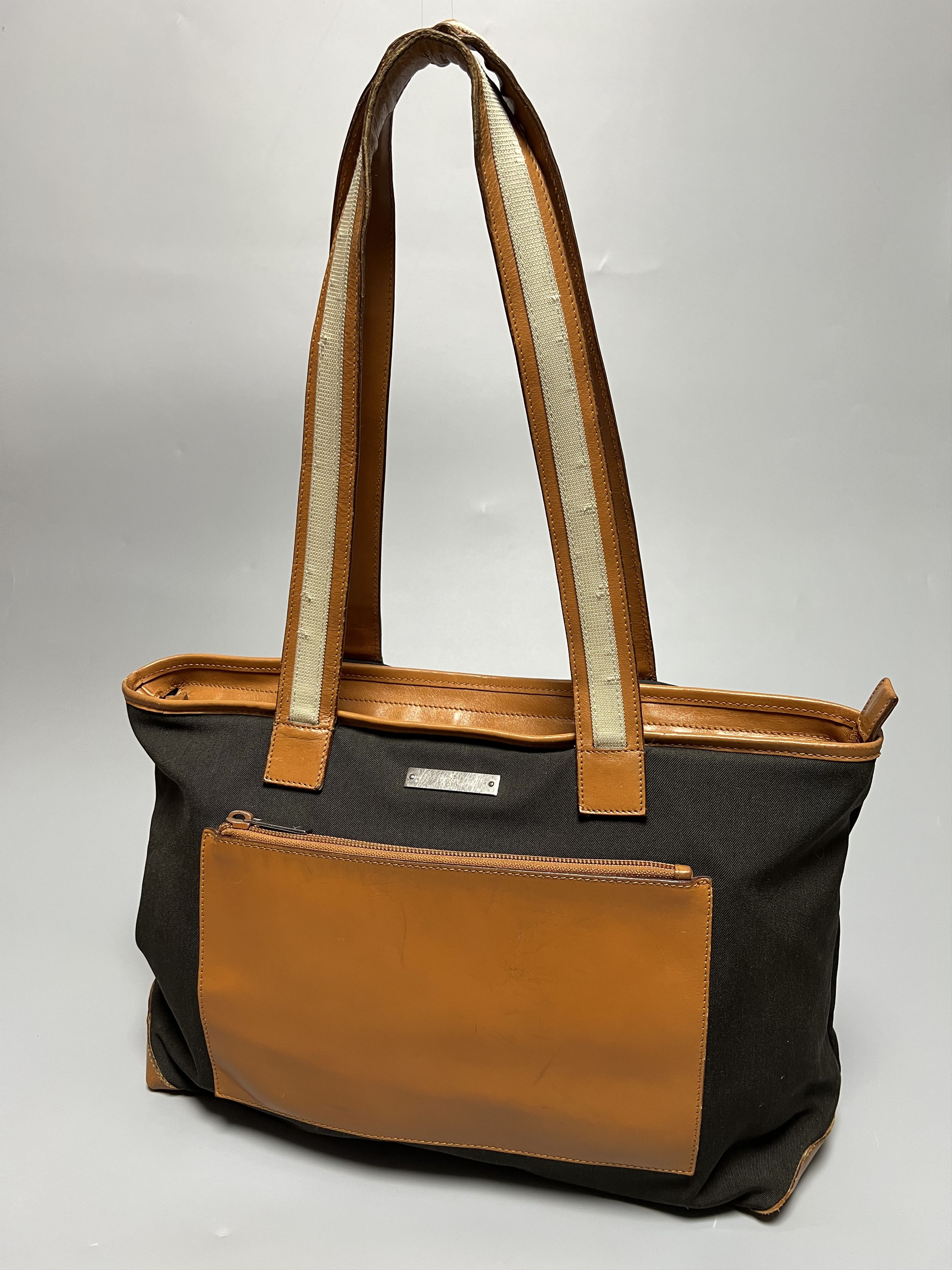Gucci Rare Gucci Vintage Brown Shoulder Bag Size ONE SIZE - 1 Thumbnail