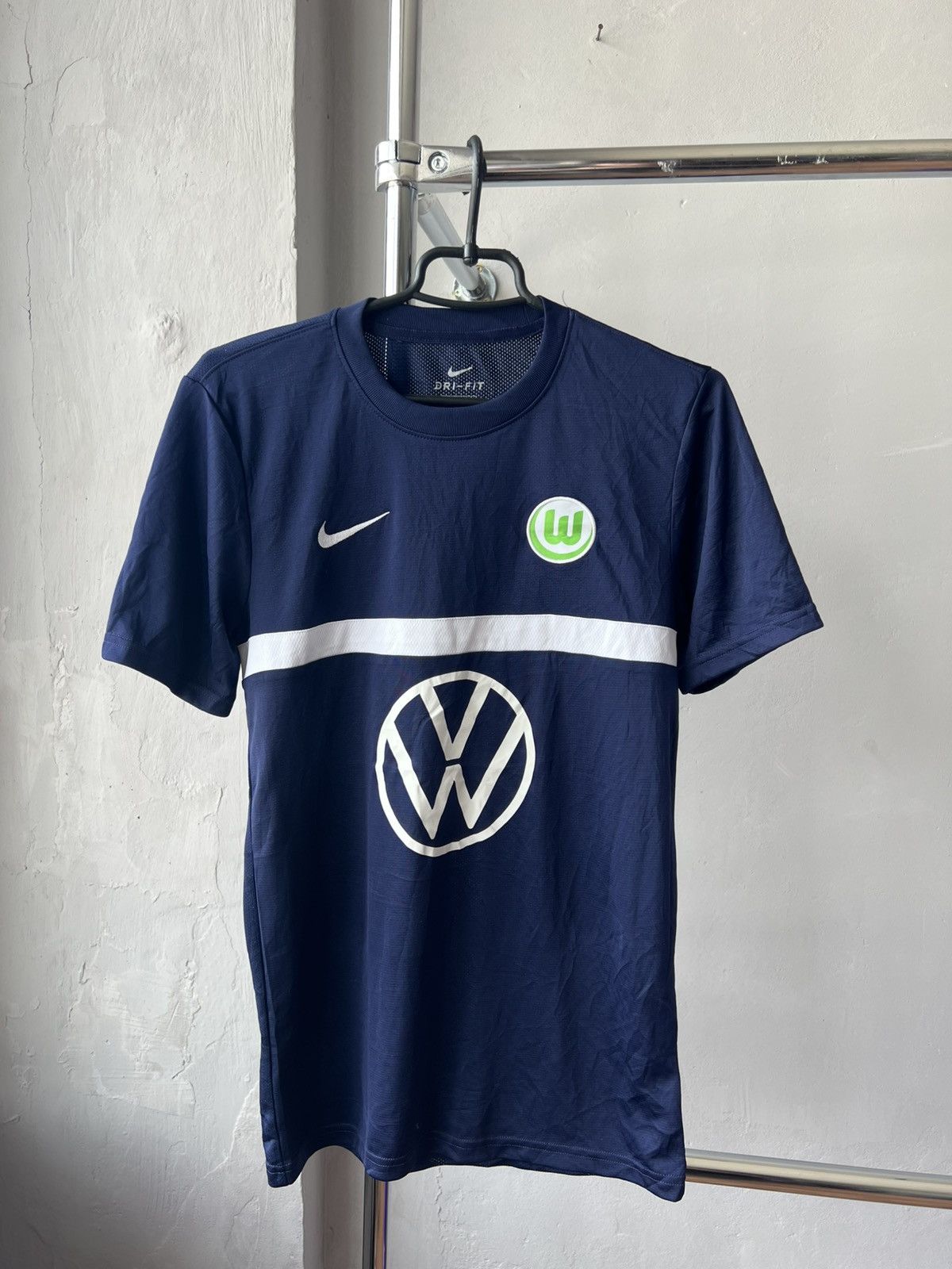 Nike 2019/20 WOLFSBURG TRAINING SOCCER JERSEY FOOTBALL SHIRT NIKE Size US S / EU 44-46 / 1 - 2 Thumbnail