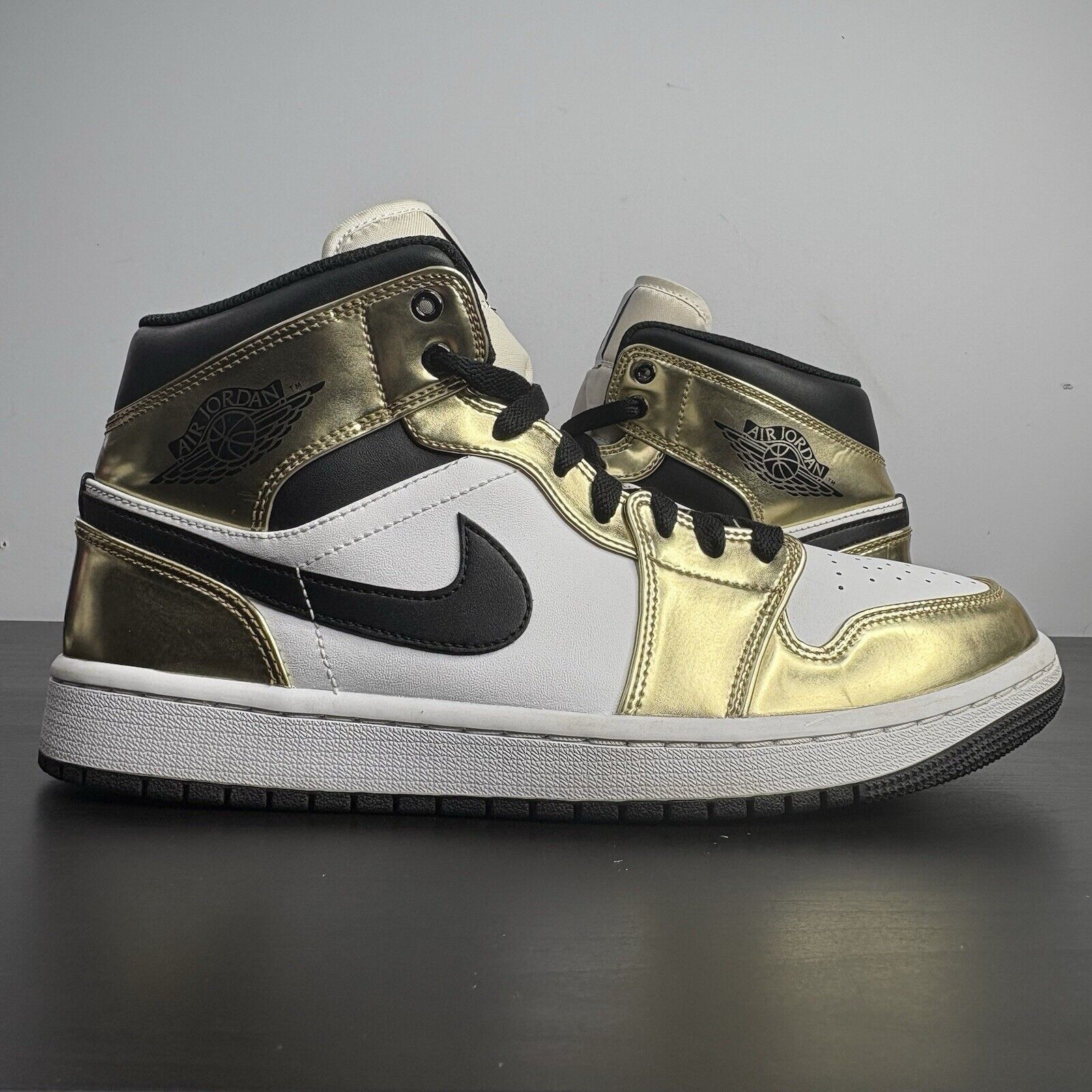 Nike Size 9.5 - Jordan 1 Mid SE Metallic Gold 2020 Size US 9.5 / EU 42-43 - 1 Thumbnail