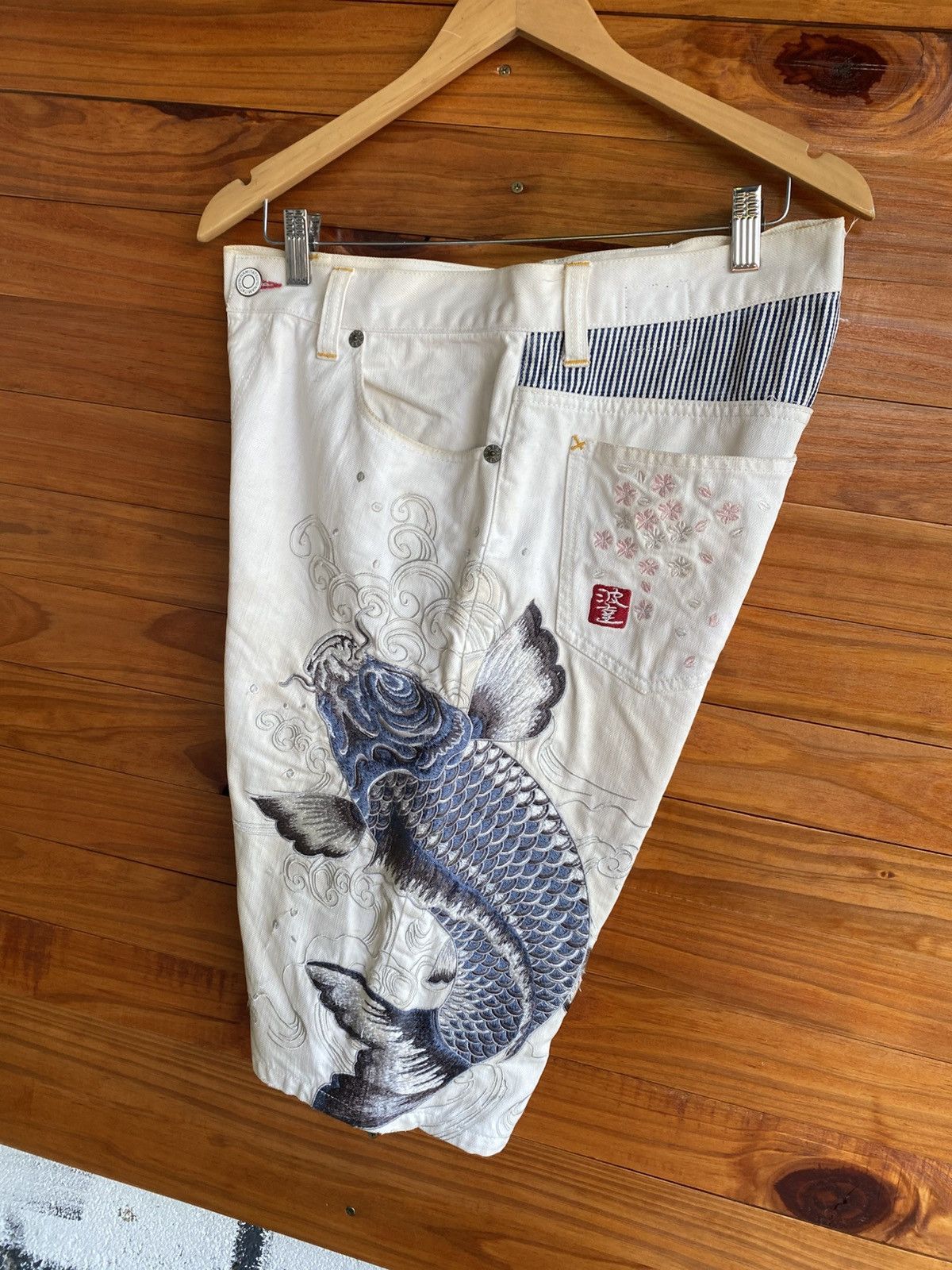 Japanese Brand Namitatsu Japanese Embroidered Koi Fish White Denim Shorts Size US 31 - 14 Thumbnail