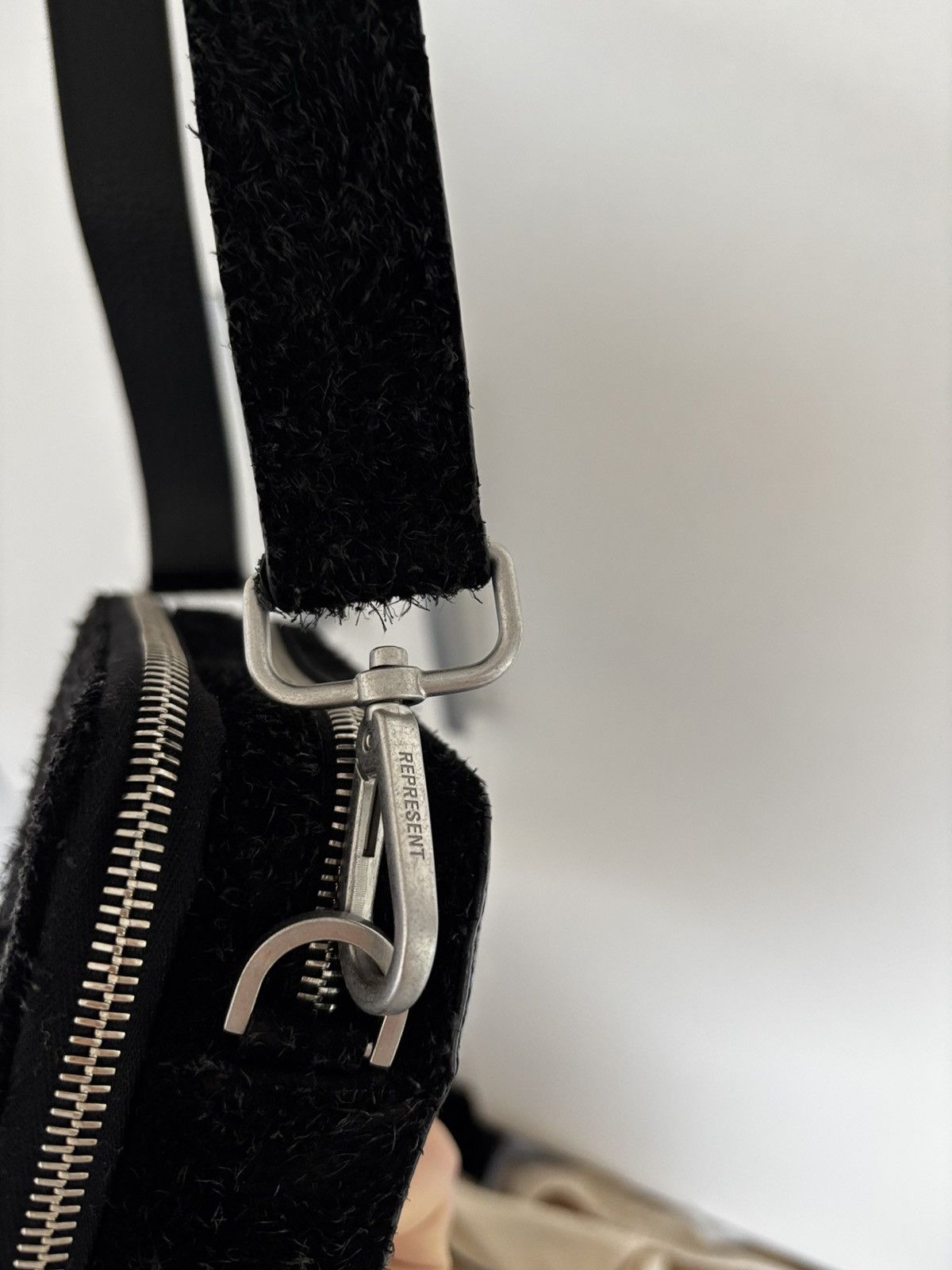 Designer × Represent Clo. REPRESENT HAIRY SUEDE CAMERA BAG Size ONE SIZE - 3 Thumbnail