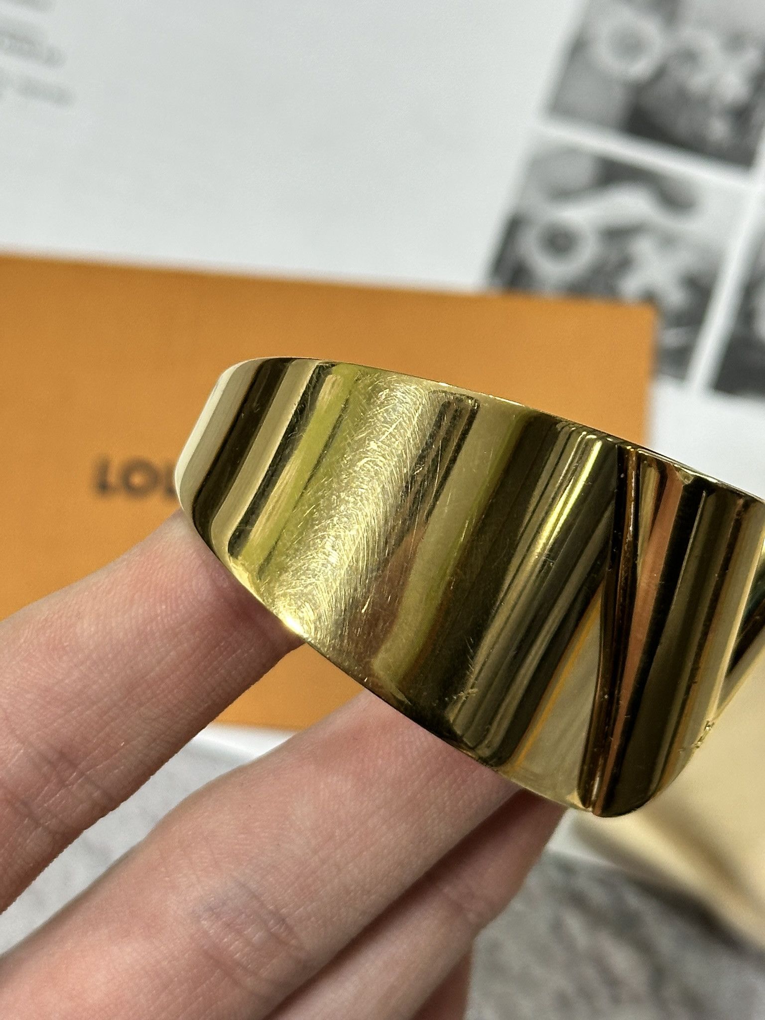 Louis Vuitton Louis Vuitton Cuff Bracelet Essential V Gold Toned Metal Size ONE SIZE - 6 Thumbnail