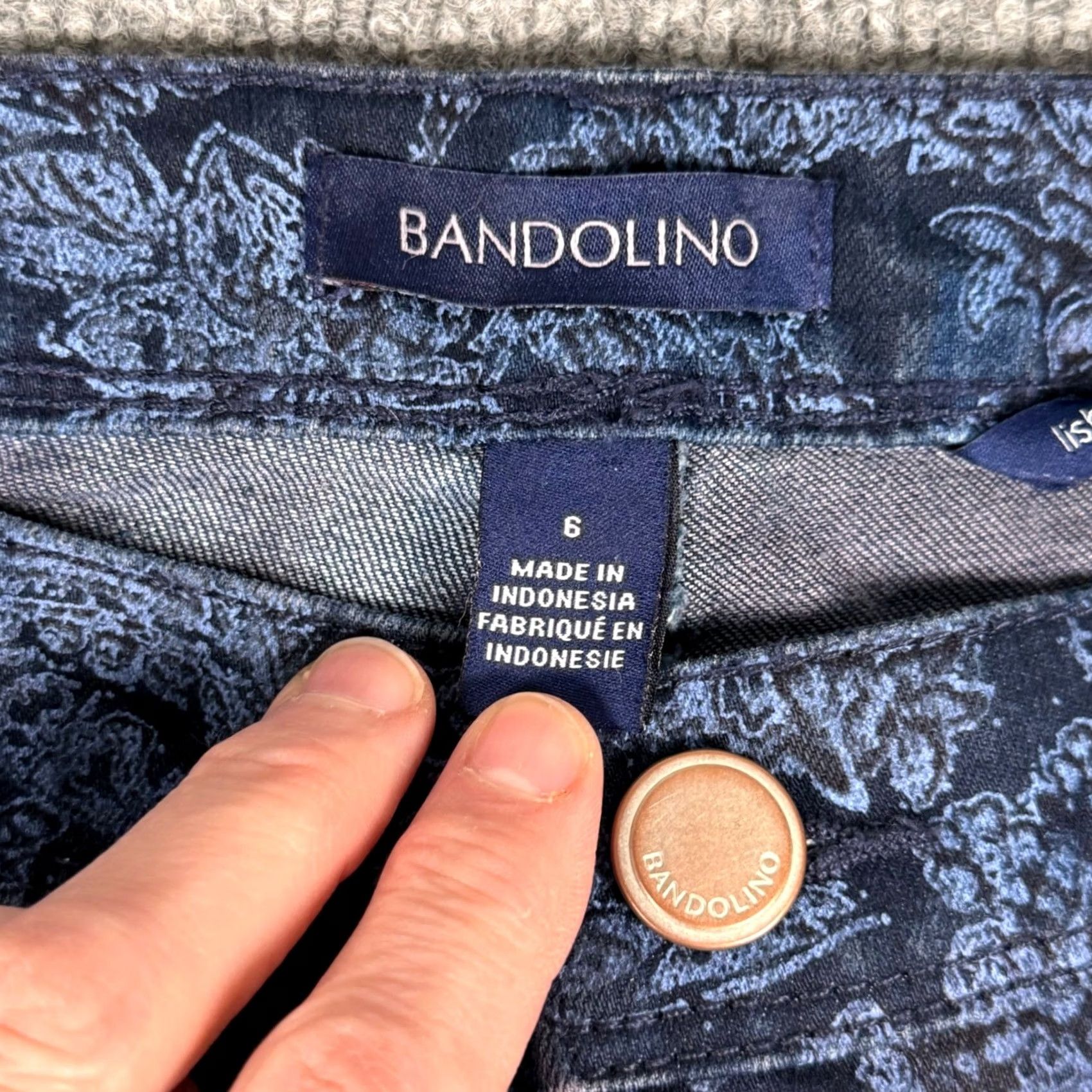 Vintage Bandolino Lisbeth Curvy Skinny Crop Jeans Paisley Print Jeans Blue Women 6 Slim Pocket Button Zip Mid Rise Denim 5-Pocket Design Fabric Wash Medium Size 28" / US 6 / IT 42 - 4 Thumbnail