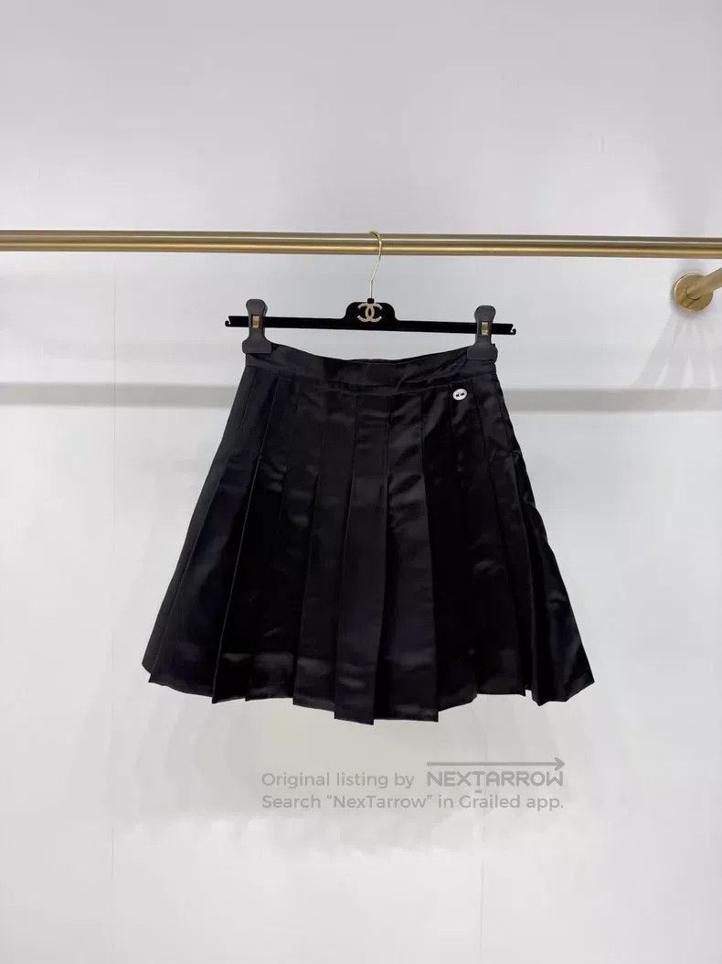Chanel Chanel 20S Roof Series Black Satin Pleated Skirt Size 42" / US 20 - 1 Thumbnail