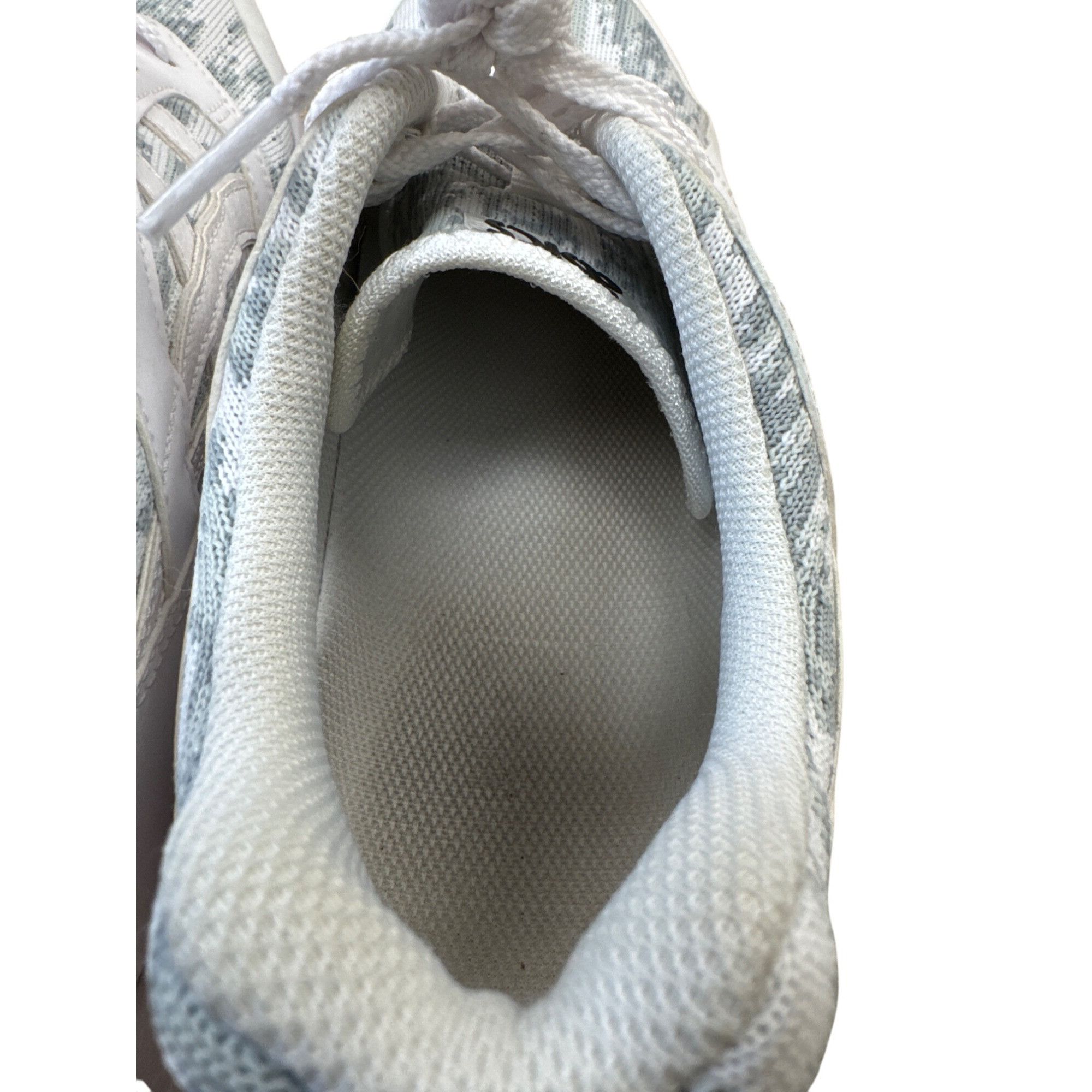 Asics Asics Gel-saga White & Gray Running Shoes Size 11 SKU 7383 Size US 11 / EU 44 - 11 Thumbnail