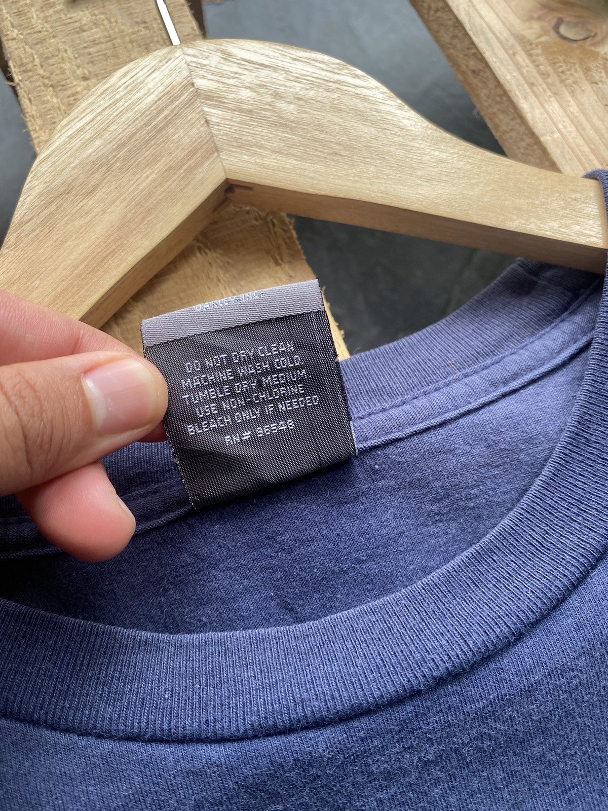 Oakley Crazy rare Vintage Oakley Tshirt Size US L / EU 52-54 / 3 - 4 Thumbnail