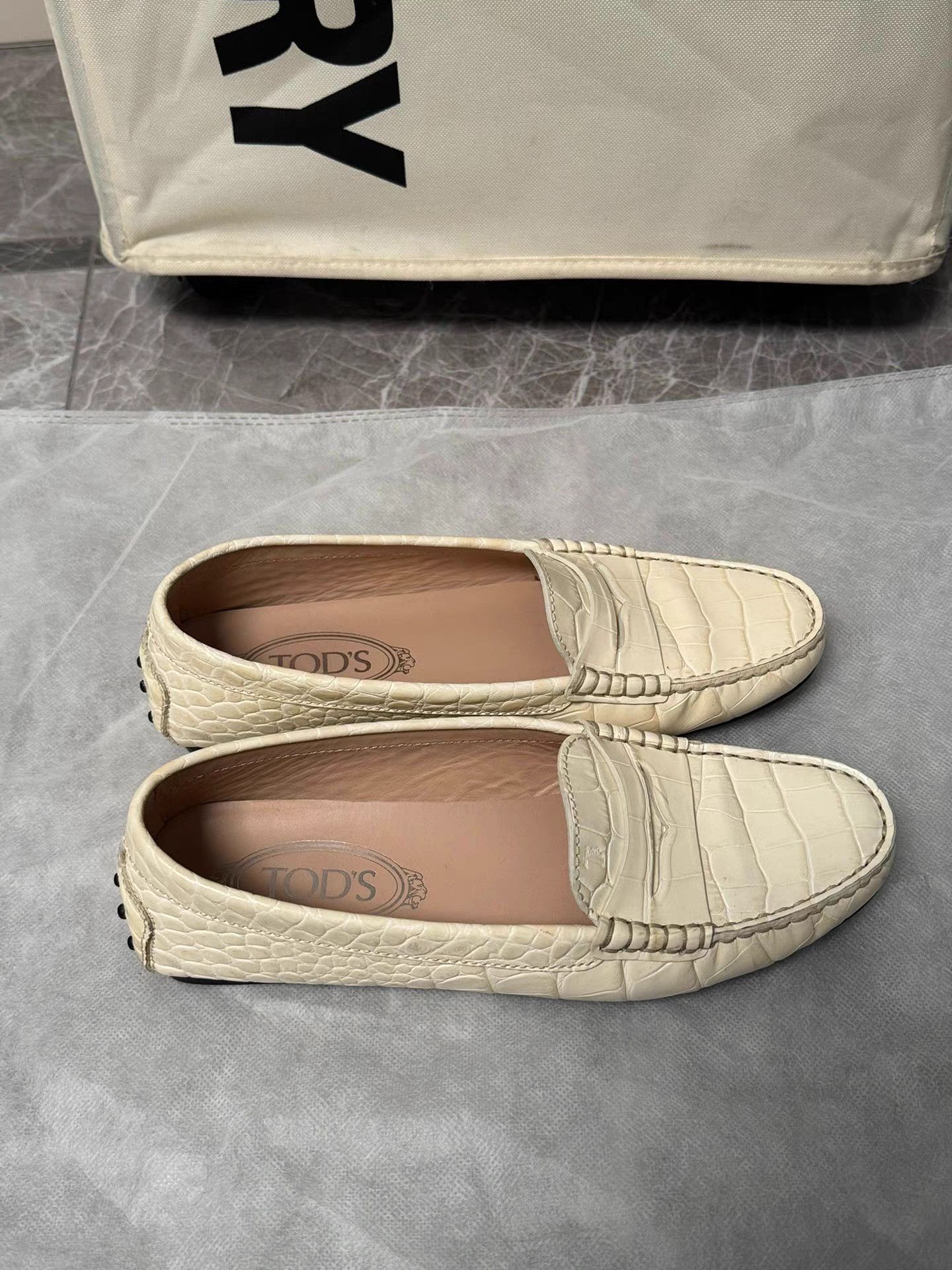 Tod's Tod's Classic White Crocodile Pattern Driving Shoes Size US 7.5 / IT 37.5 - 3 Thumbnail