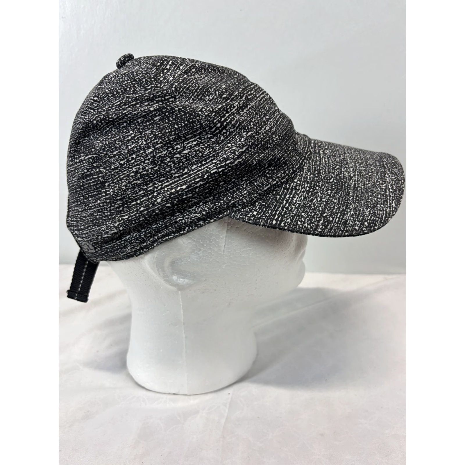 Lululemon Lululemon Athletica Baseball Hat Cap Black Grey Adjustable VGUC Womens One Size Black Gray Polyester Blend Baseball Cap HaT Women VGUC Size ONE SIZE - 5 Thumbnail