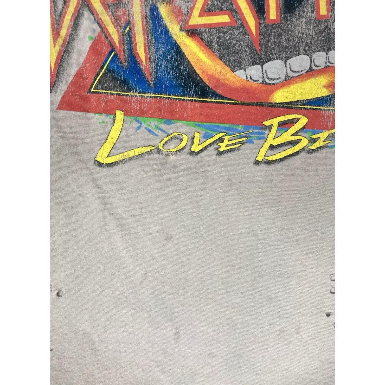 Vintage VINTAGE Def Leppard Love Bites Graphic T-shirt Women L Beige Distressed Music Shirt Size L / US 10 / IT 46 - 3 Thumbnail