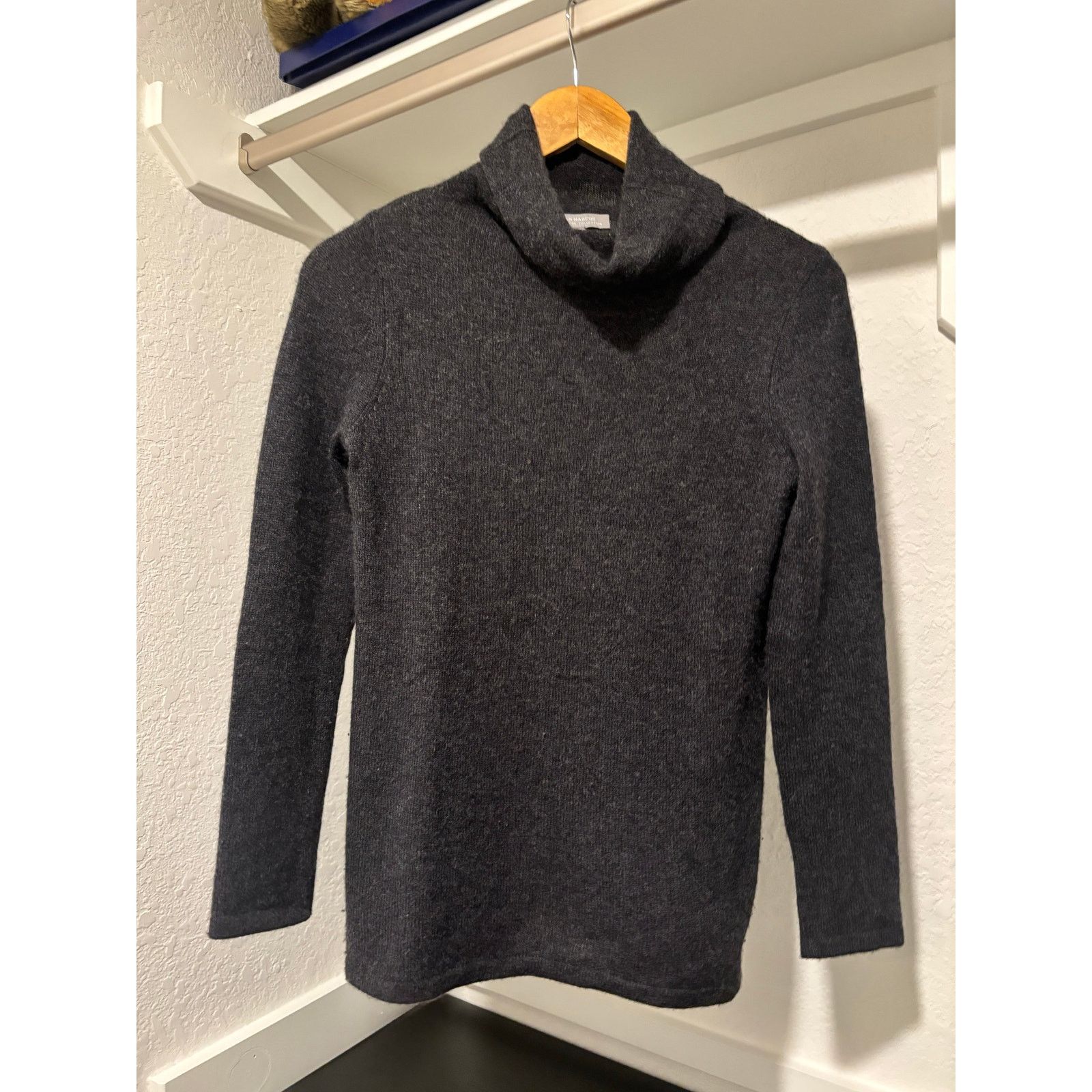 Neiman Marcus Neiman Marcus Cashmere Turtleneck Sweater Sz S Size S / US 4 / IT 40 - 1 Thumbnail