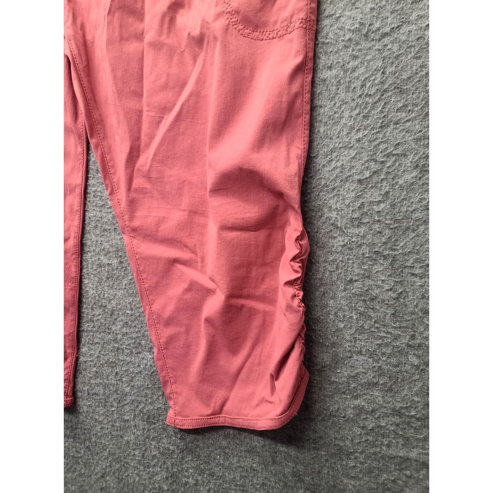 Eddie Bauer Eddie Bauer Travex Capris Womens 10 Relaxed Capri Pants 20 Inseam Nylon Pink Size ONE SIZE - 6 Thumbnail
