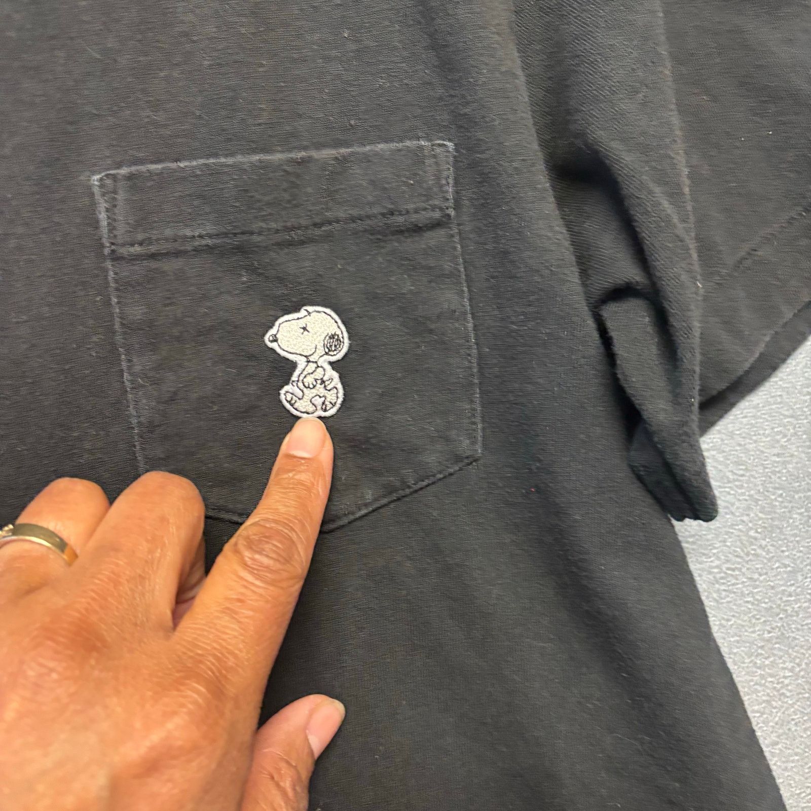 Uniqlo Kaws X Peanuts x UT Uniqlo Pocket Shirt Snoopy Womens Small Size S / US 4 / IT 40 - 8 Thumbnail
