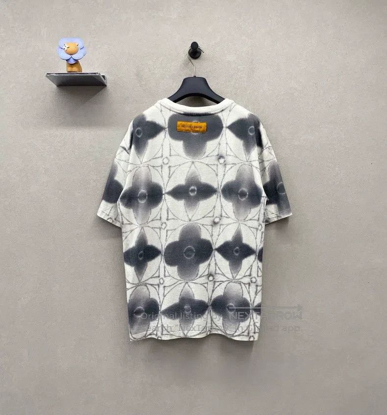 Louis Vuitton Louis Vuitton size 4l Twist-dyed printed round neck short s Size US M / EU 48-50 / 2 - 3 Thumbnail