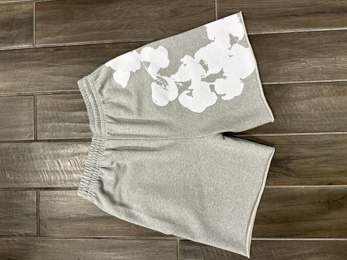 DENIM TEARS Denim Tears Big Cotton Wreath Sweat Shorts Grey Size US 32 / EU 48 - 2 Thumbnail