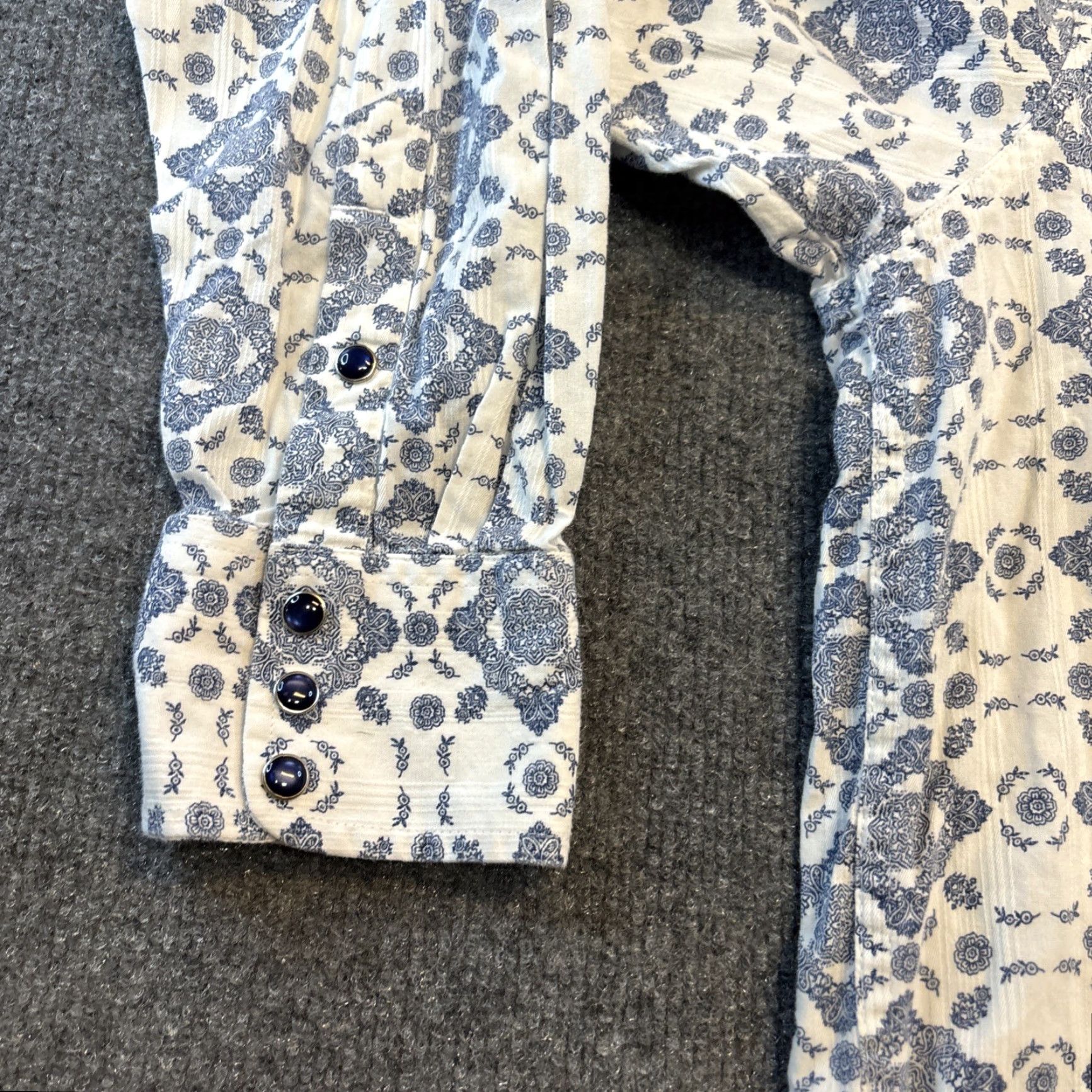 Ariat Ariat Long Sleeve Shirt Mens XL White Blue Damask Style Print Snap Button Button-Up Damask Multicolor XL Mens Size US XL / EU 56 / 4 - 4 Thumbnail