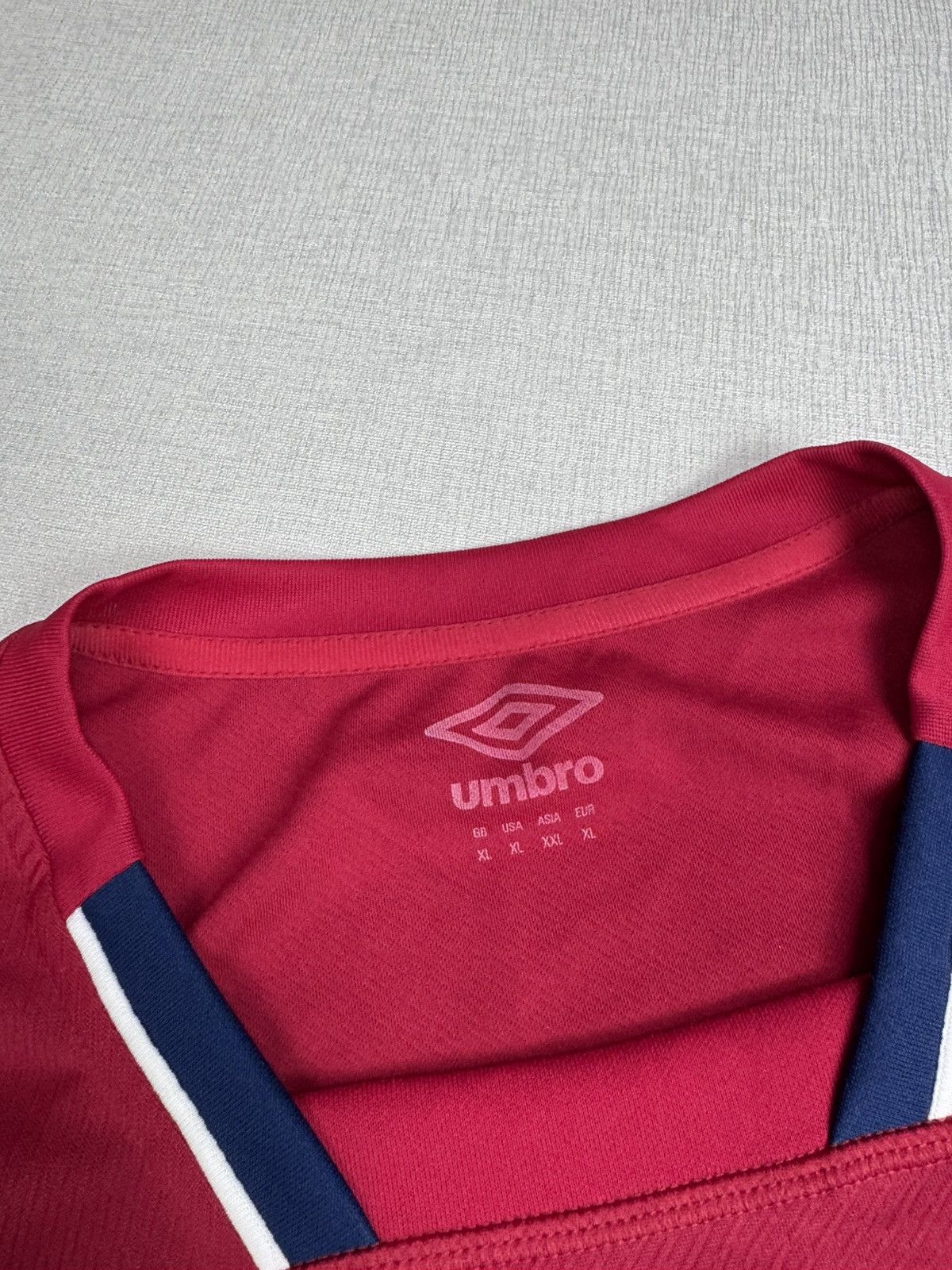 Umbro Men’s Umbro England O2 Rugby Jersey Shirt size XL Size US XL / EU 56 / 4 - 3 Thumbnail