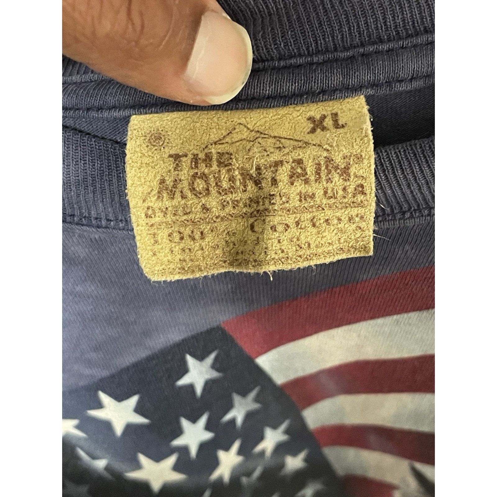 The Mountain Size XL- VTG The Mountain T Shirt Wolves & Flag Leather Tag Size US XL / EU 56 / 4 - 3 Thumbnail