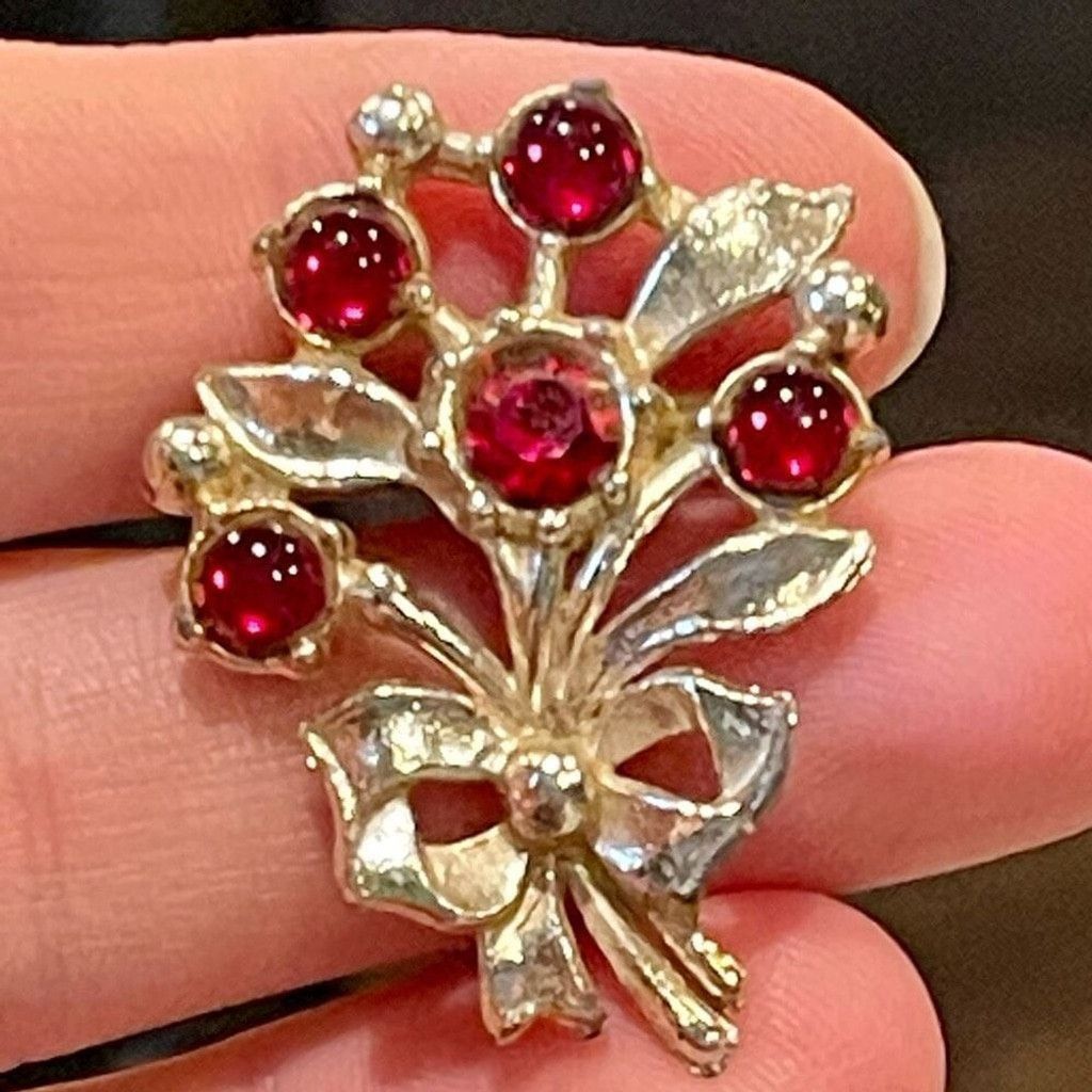 Other Vintage Red Crystal Garnet Glass Floral Bouquet Womens Pin Size ONE SIZE - 1 Thumbnail