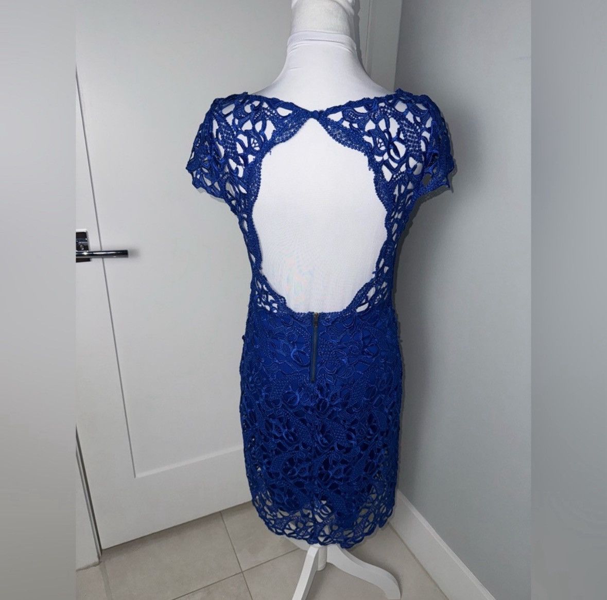 Alice + Olivia Alice + Olivia Clover Lace Backless Guipure Dress/ US 2-4 Size S / US 4 / IT 40 - 4 Thumbnail