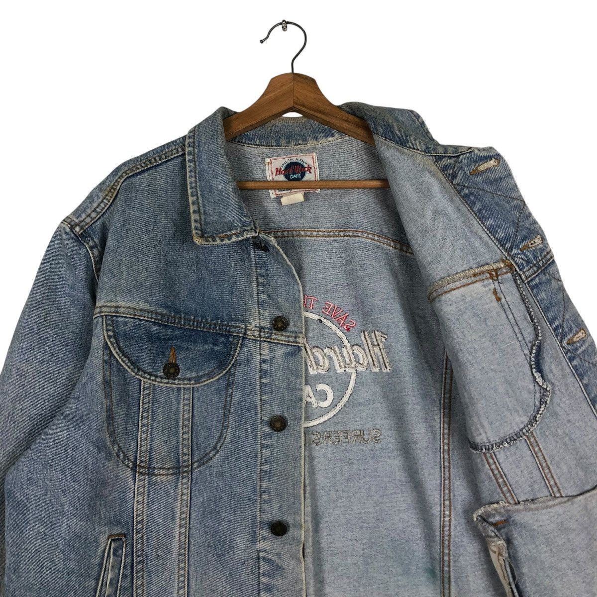 Japanese Brand 🔥VINTAGE DENIM TRUCKER JACKET HARD ROCK CAFE BIG LOGO Size US XL / EU 56 / 4 - 14 Thumbnail