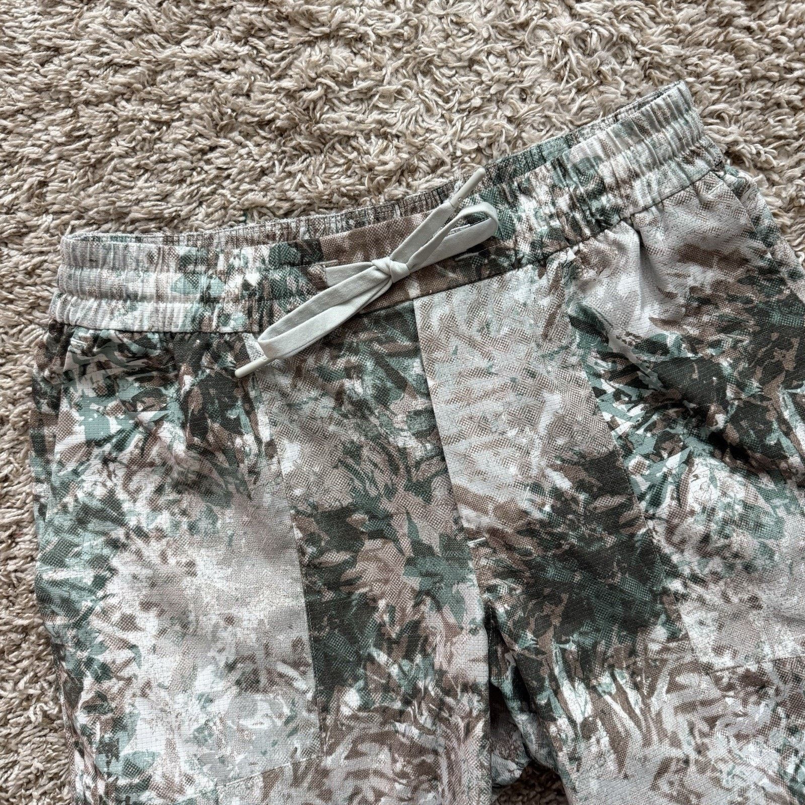 Lululemon LuluLemon Bowline Shorts 5” Inseam White Green Size Small Size US 30 / EU 46 - 3 Thumbnail